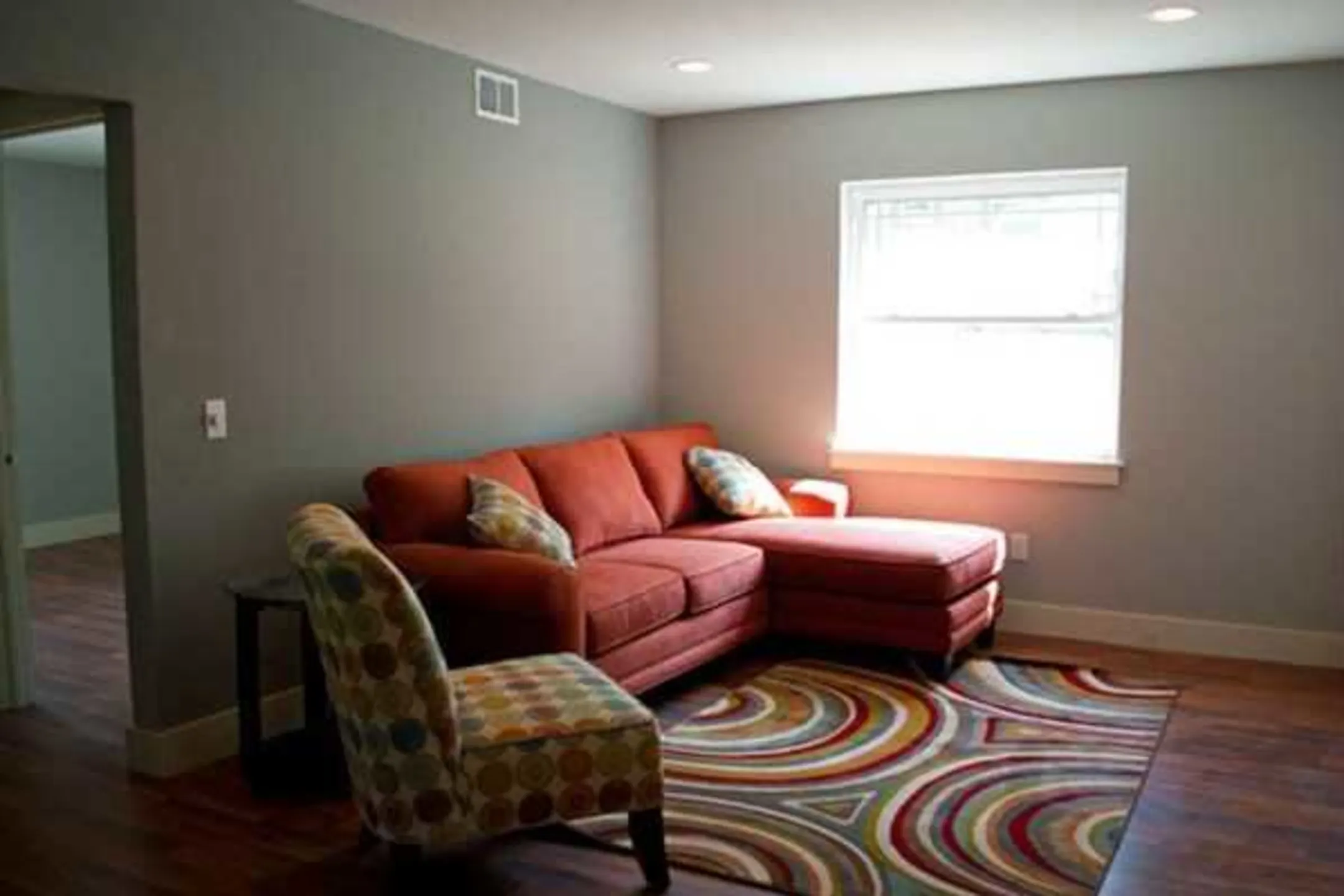Living Room - The Oaks At Midtown - Chattanooga, TN