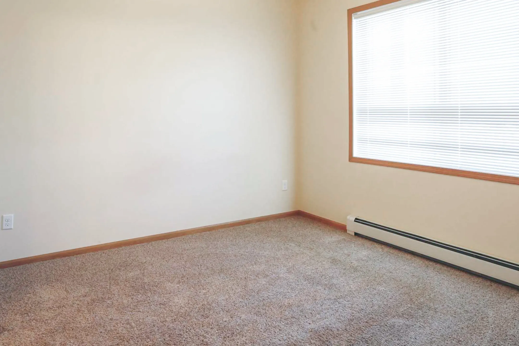 Bedroom - Amber Pointe Apartments - Fargo, ND