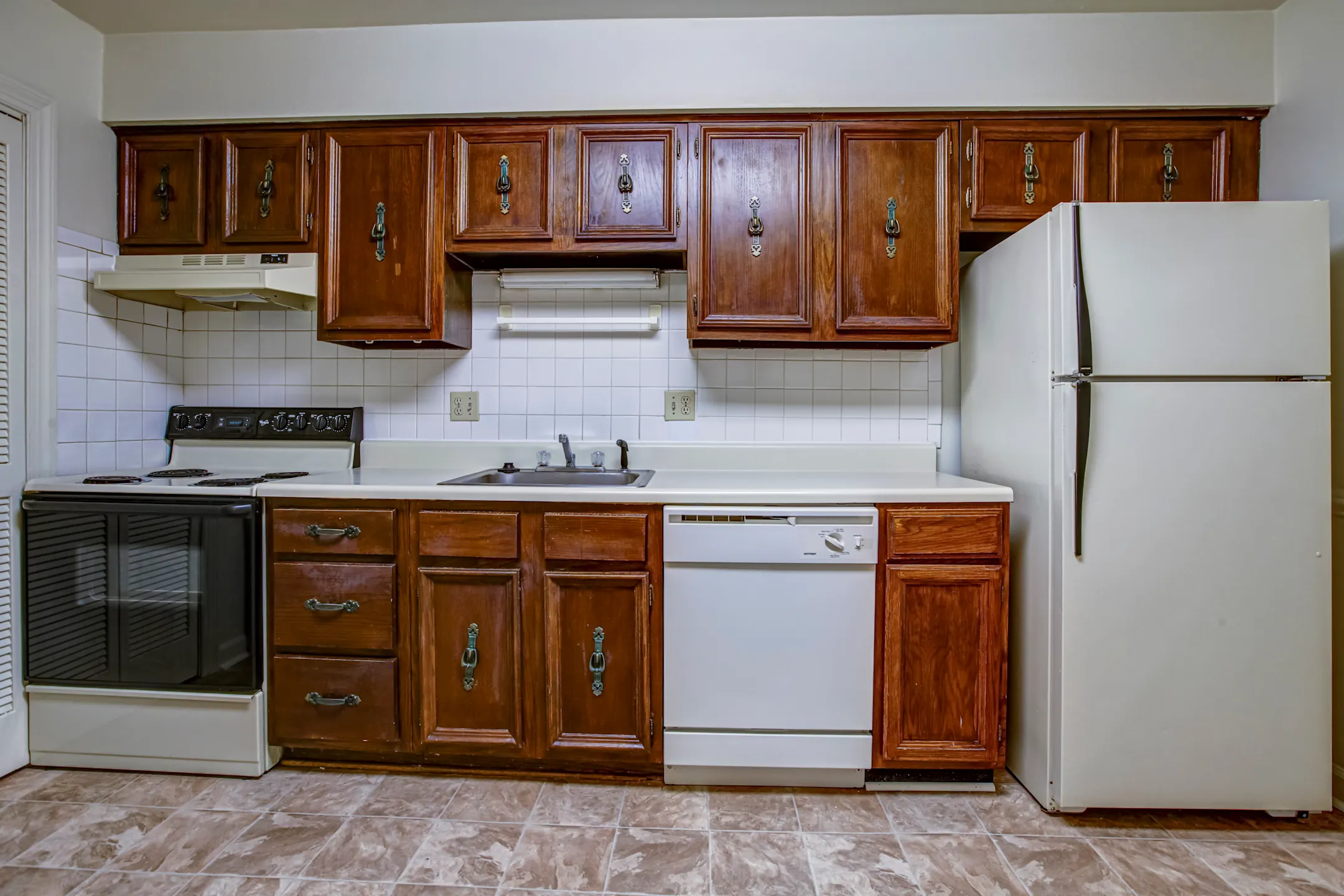 Kitchen - Brandon Point Apartments - Roanoke, VA
