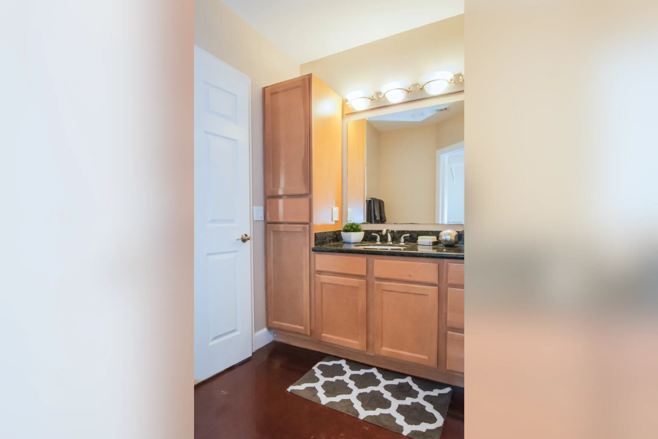 Kitchen - Southgate Towers - Baton Rouge, LA