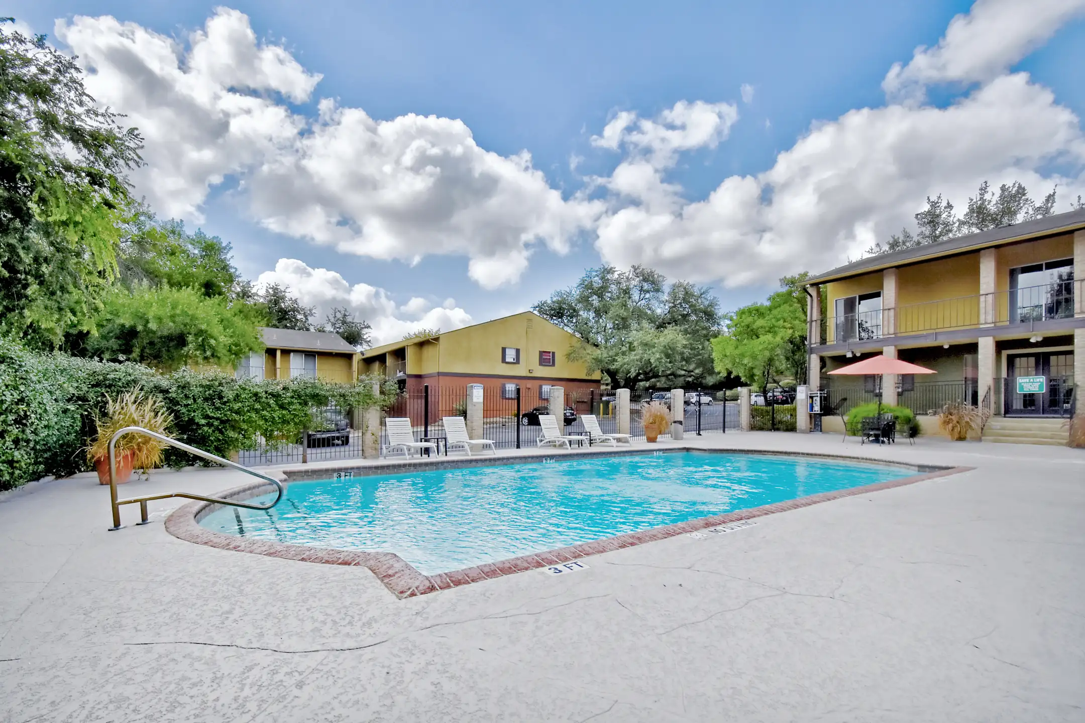 Hunter's Glen Apartments - San Antonio, TX 78229