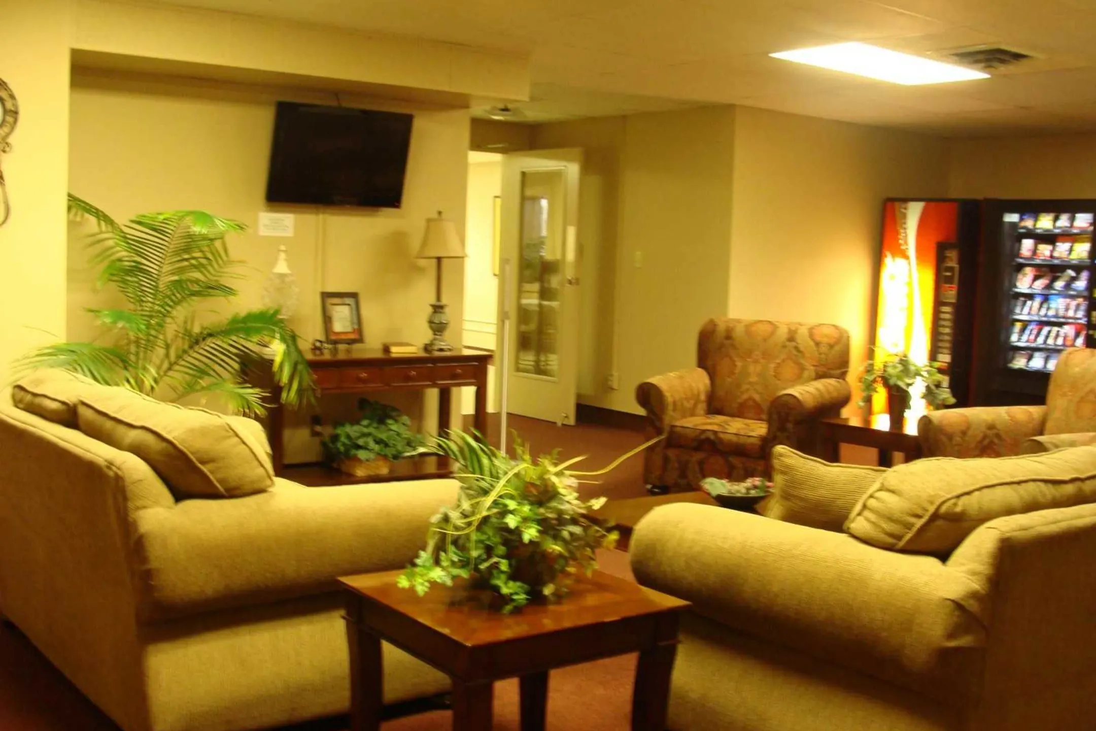 Living Room - Mid Town Apartments - Fort Smith, AR