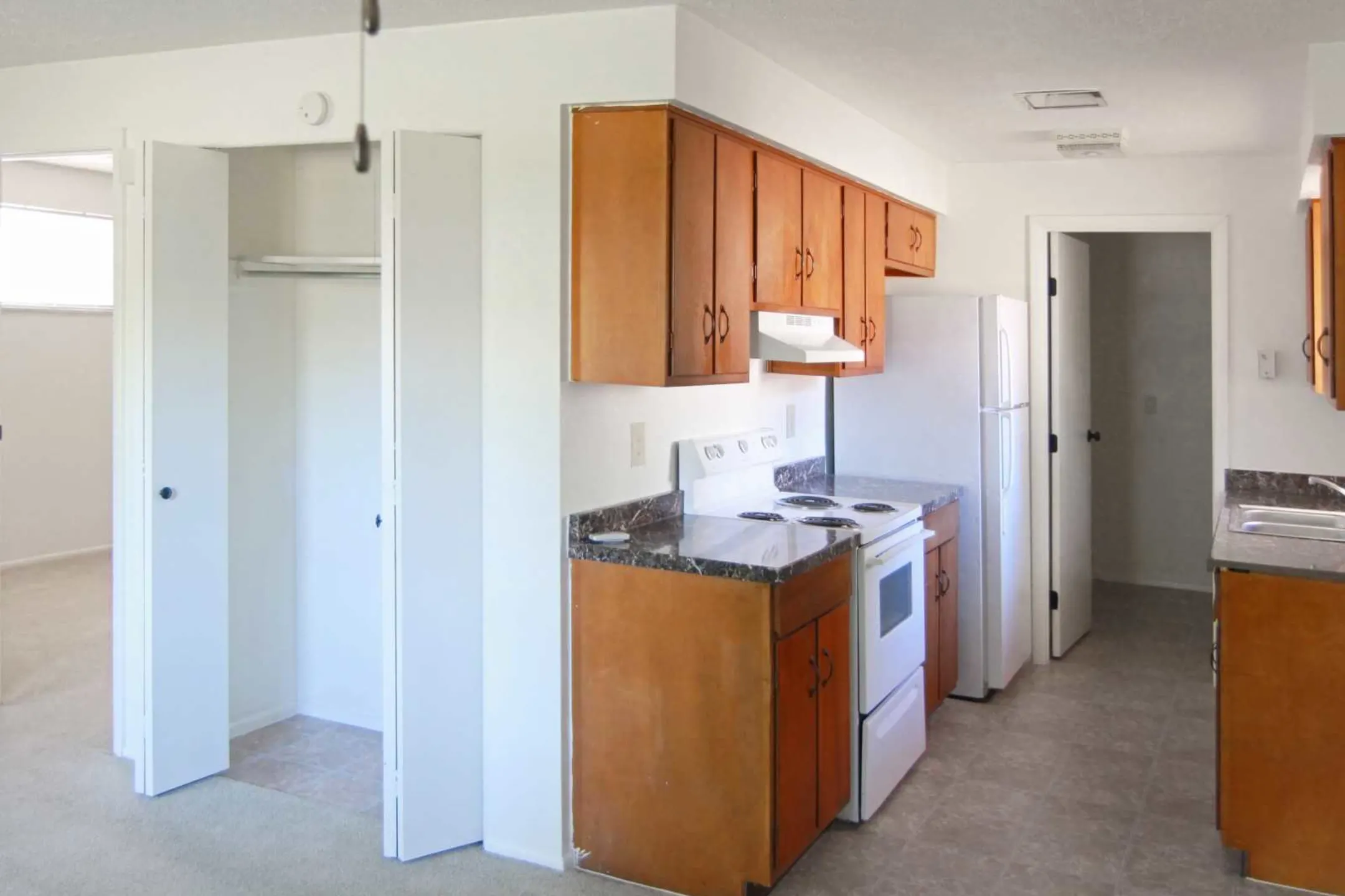 Kitchen - Broadmoor Apartments - Dayton, OH