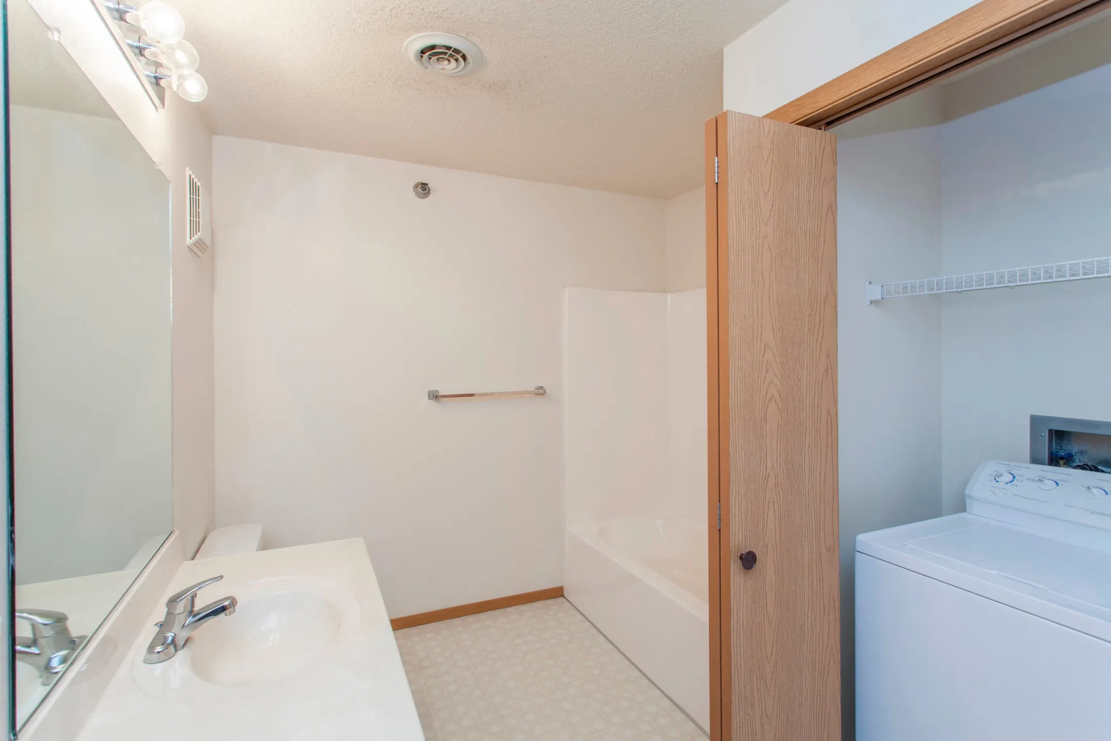 Bathroom - Platinum Valley Apartments - Sioux Falls, SD