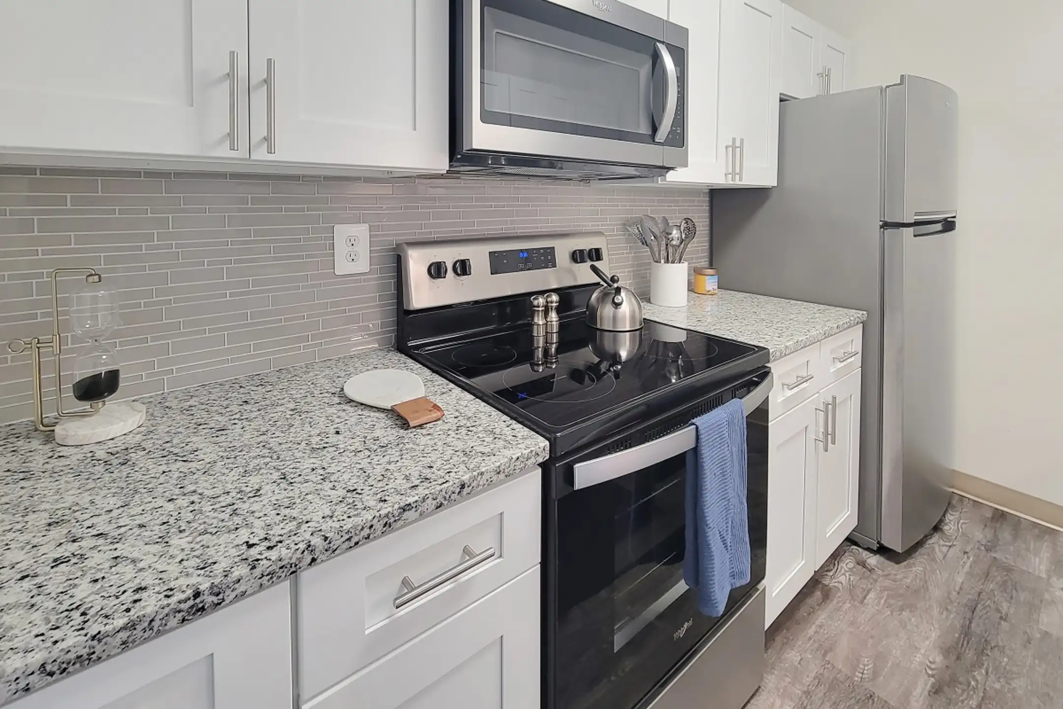 Kitchen - Squires Manor Apartment Homes - South Park, PA