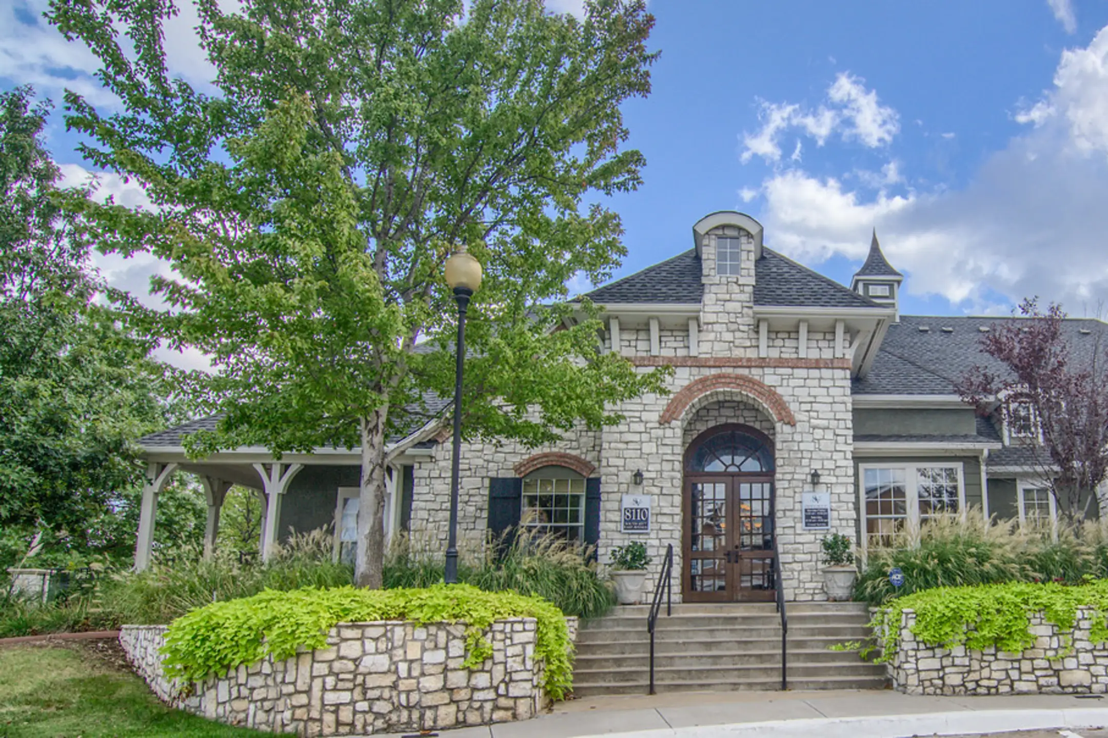 Building - Stonehaven Villas - Tulsa, OK