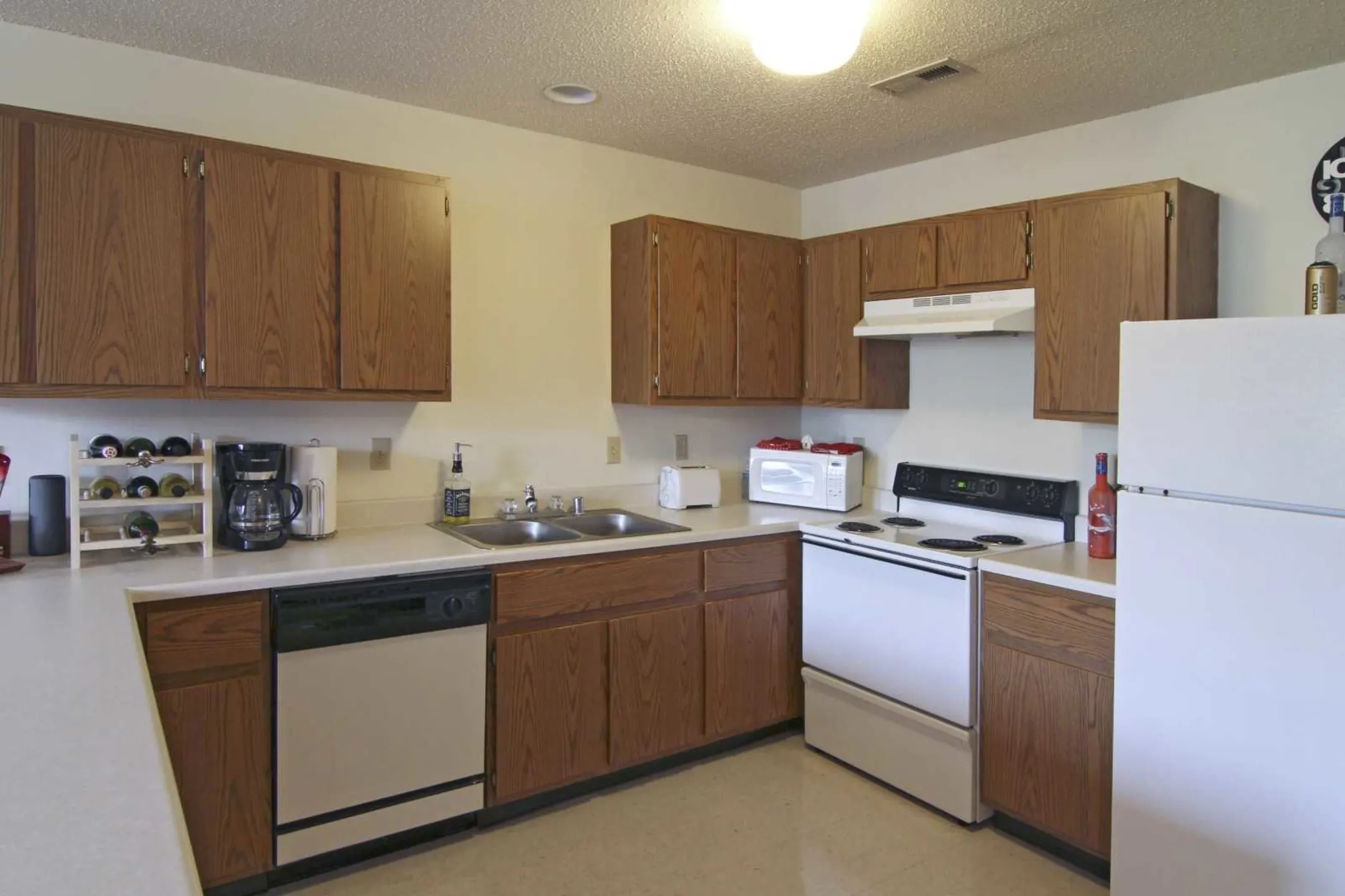Kitchen - Brewers Point Apartments - Milwaukee, WI
