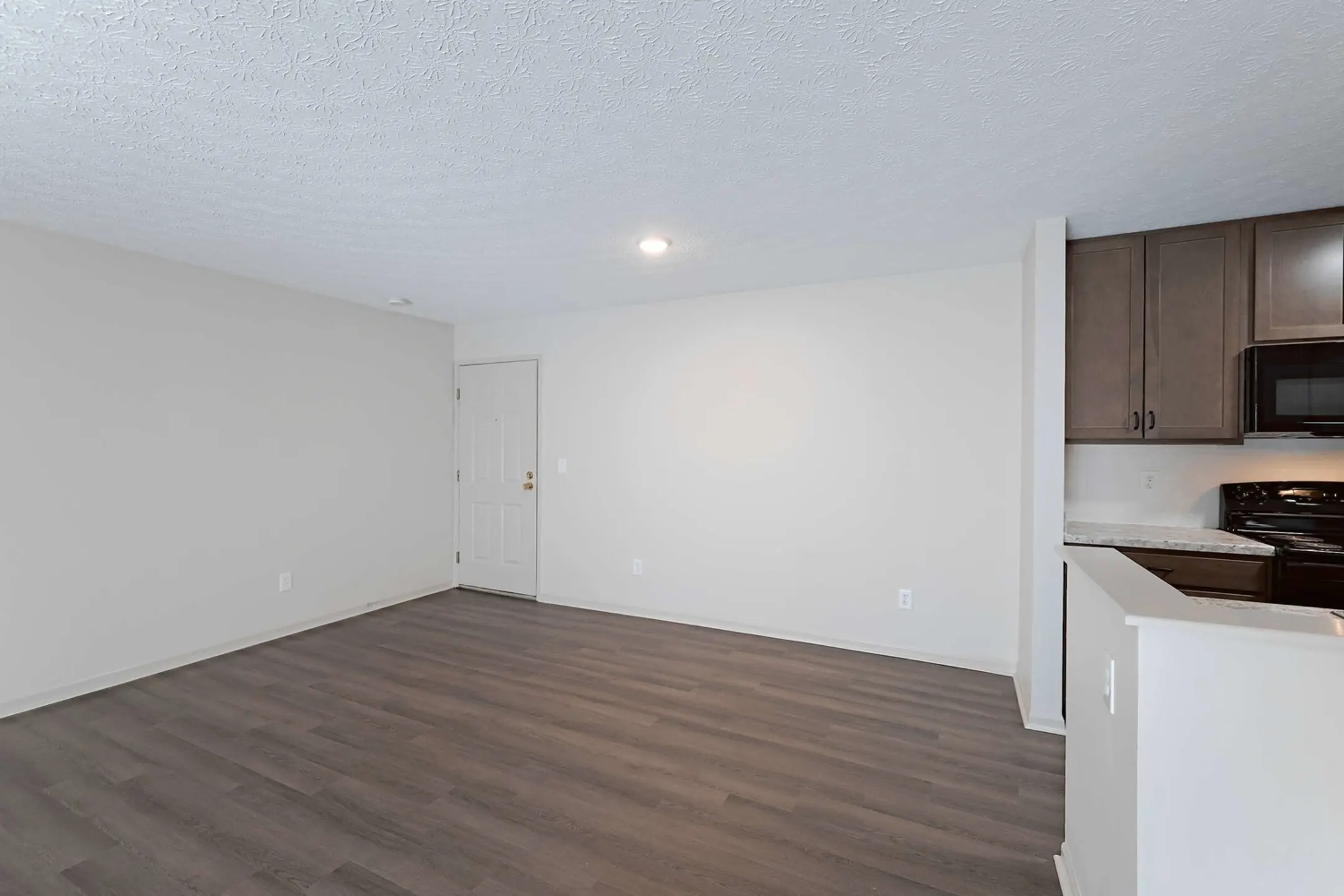 Living Room - Deer Ridge Apartments - Loveland, OH