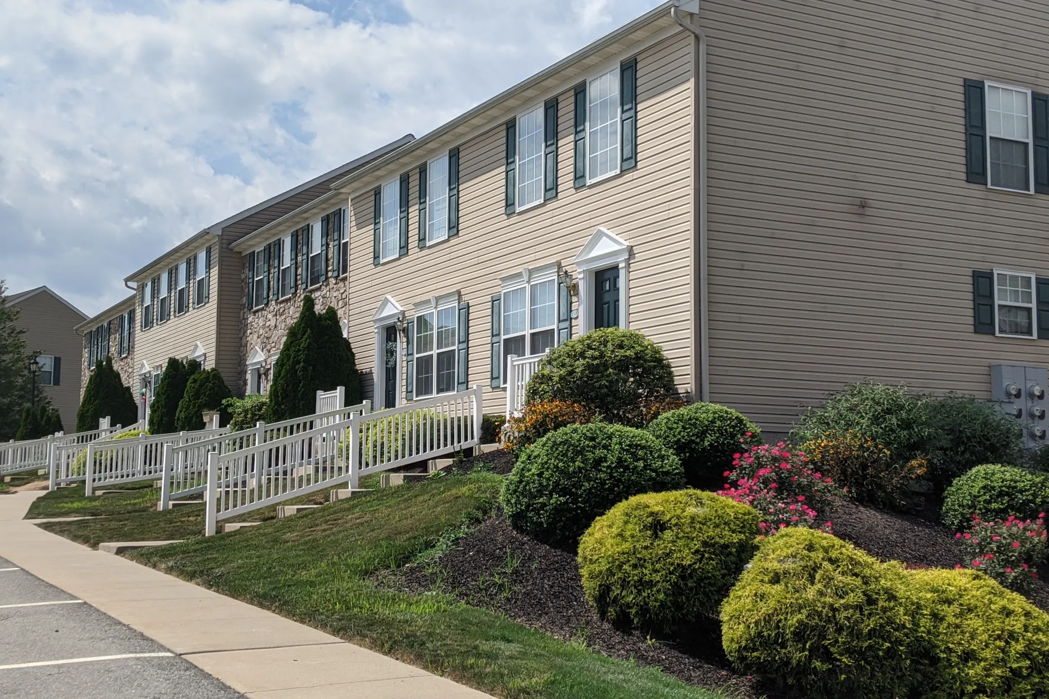 Building - Windsor Commons Townhomes - Red Lion, PA