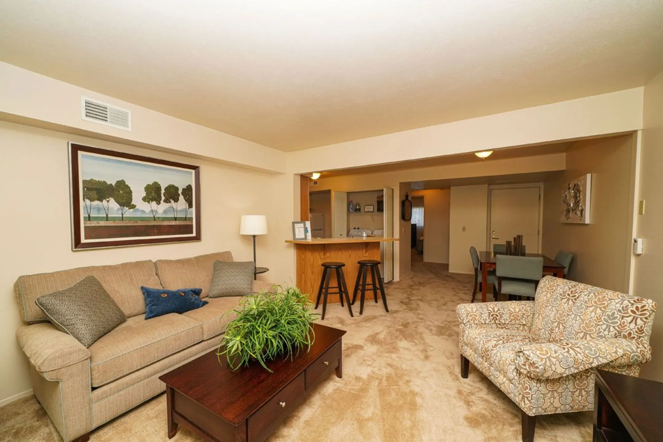 Living Room - Foxwood Apartments & The Hermitage Townhomes - Portage, MI