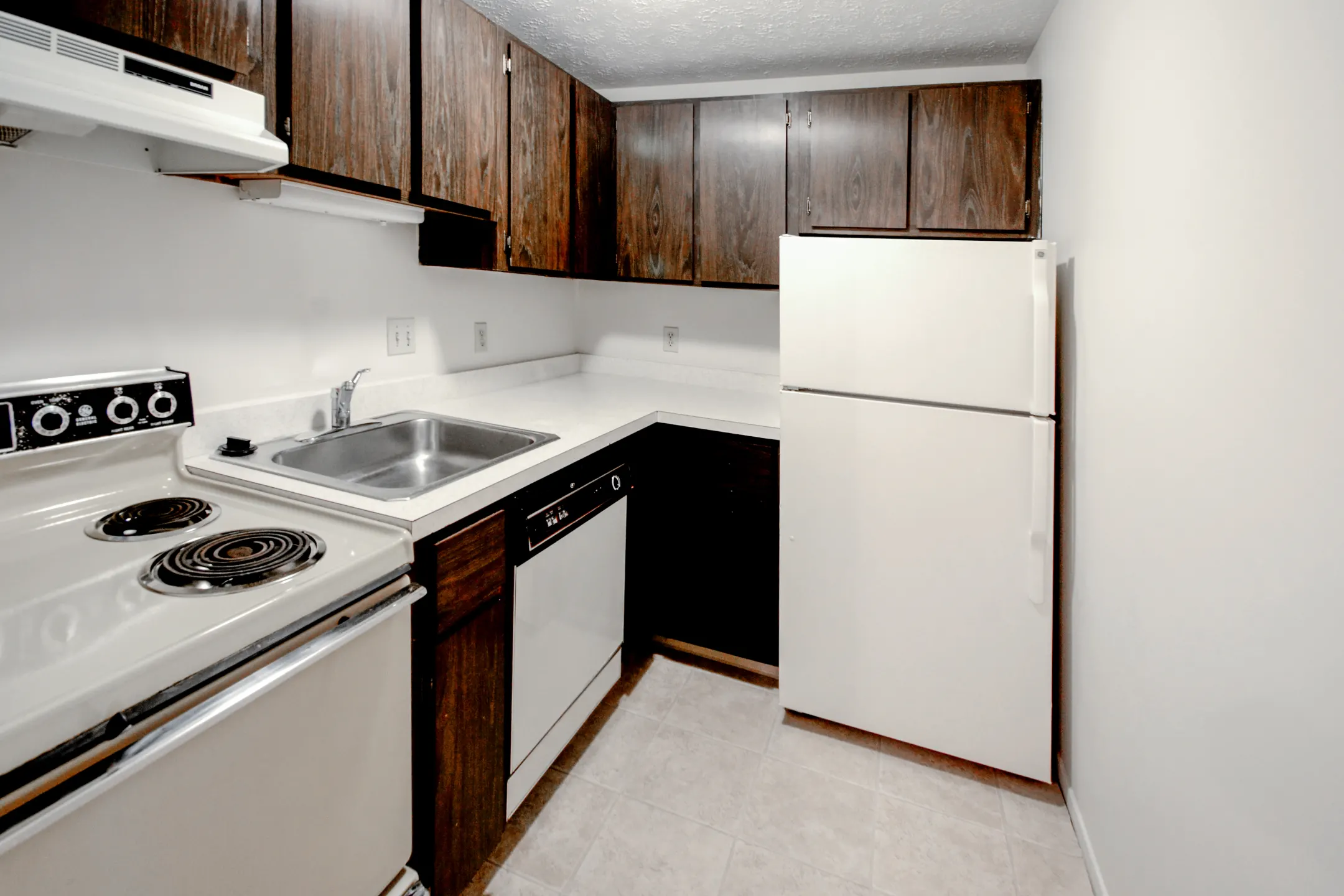Kitchen - Foxes Lair Apartments - Elyria, OH