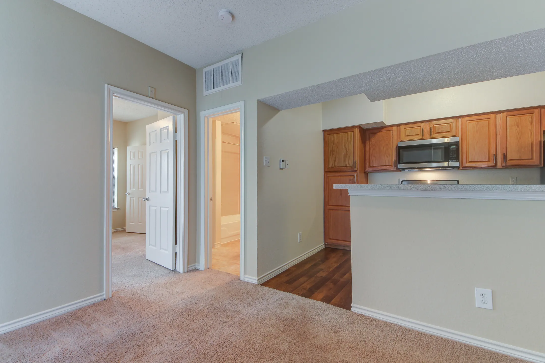 Oaks Hackberry Creek 6901 Valley View Ln Irving, TX Apartments for