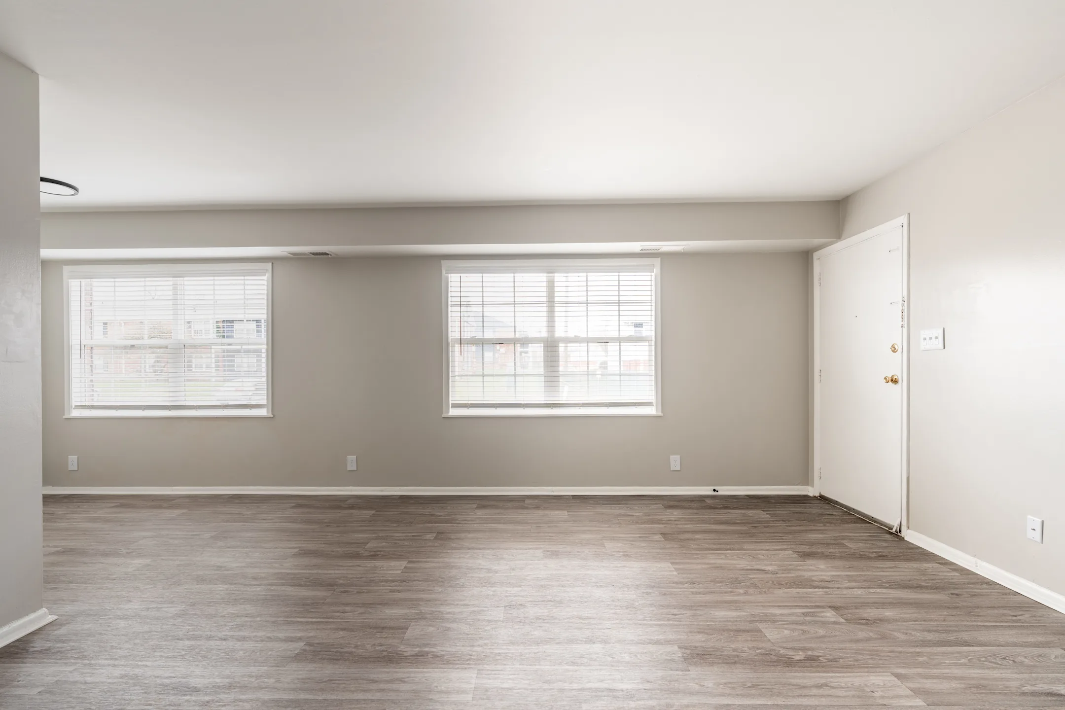 Living Room - The Life at White Pines - Indianapolis, IN