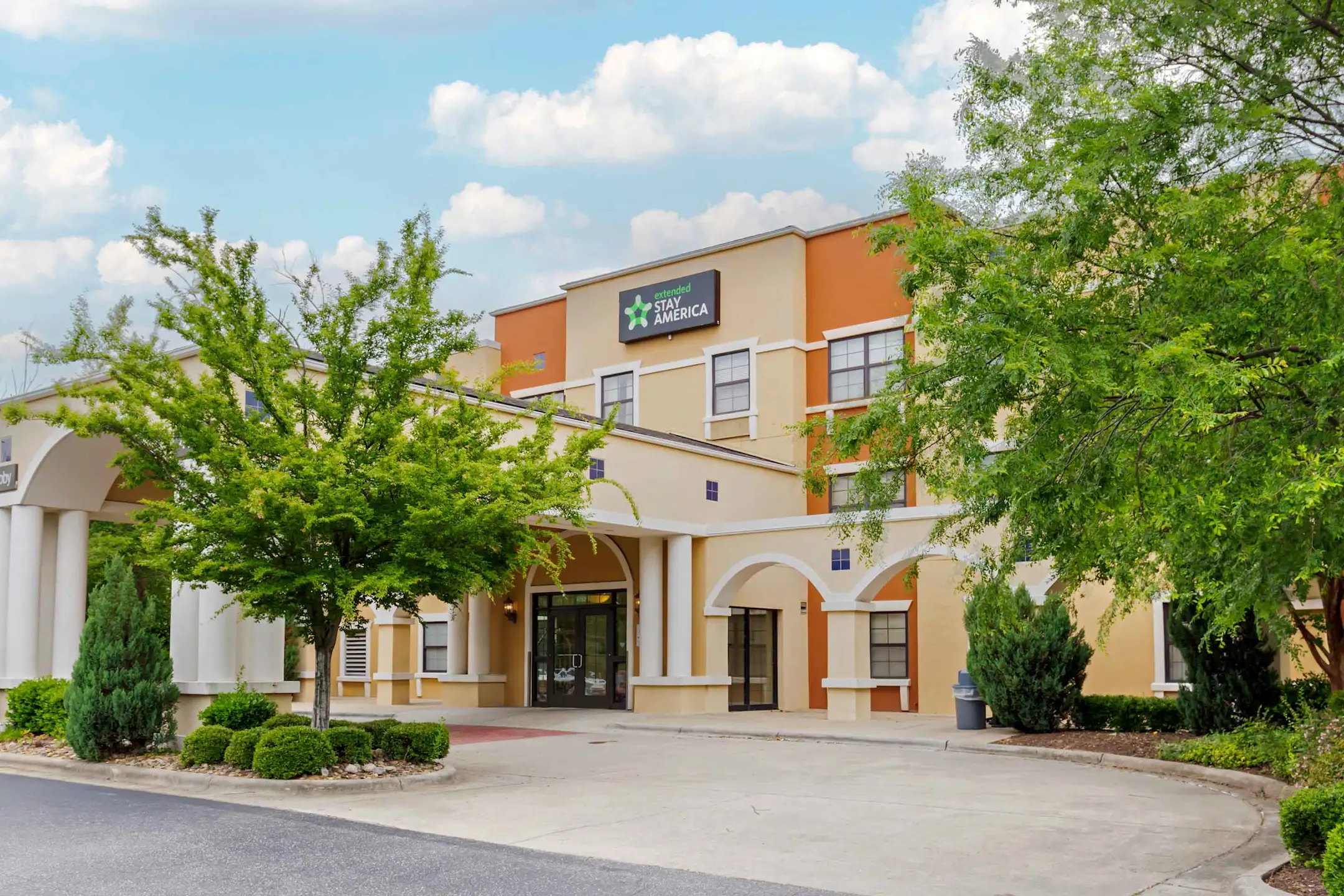 Building - Furnished Studio - Fayetteville - Cross Creek Mall - Fayetteville, NC