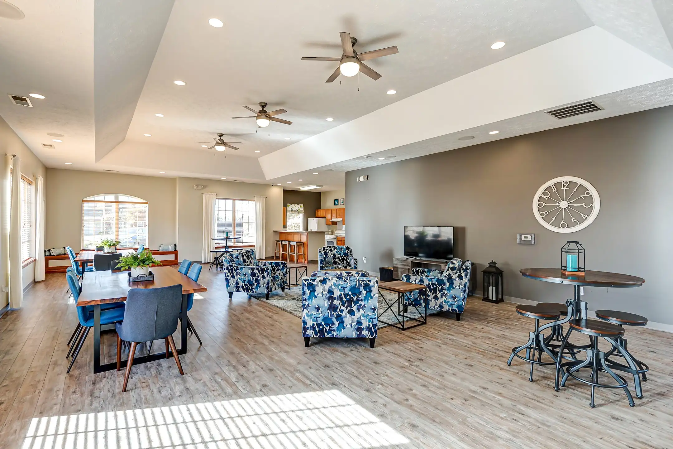 Living Room - Valley View Apartments - Moline, IL