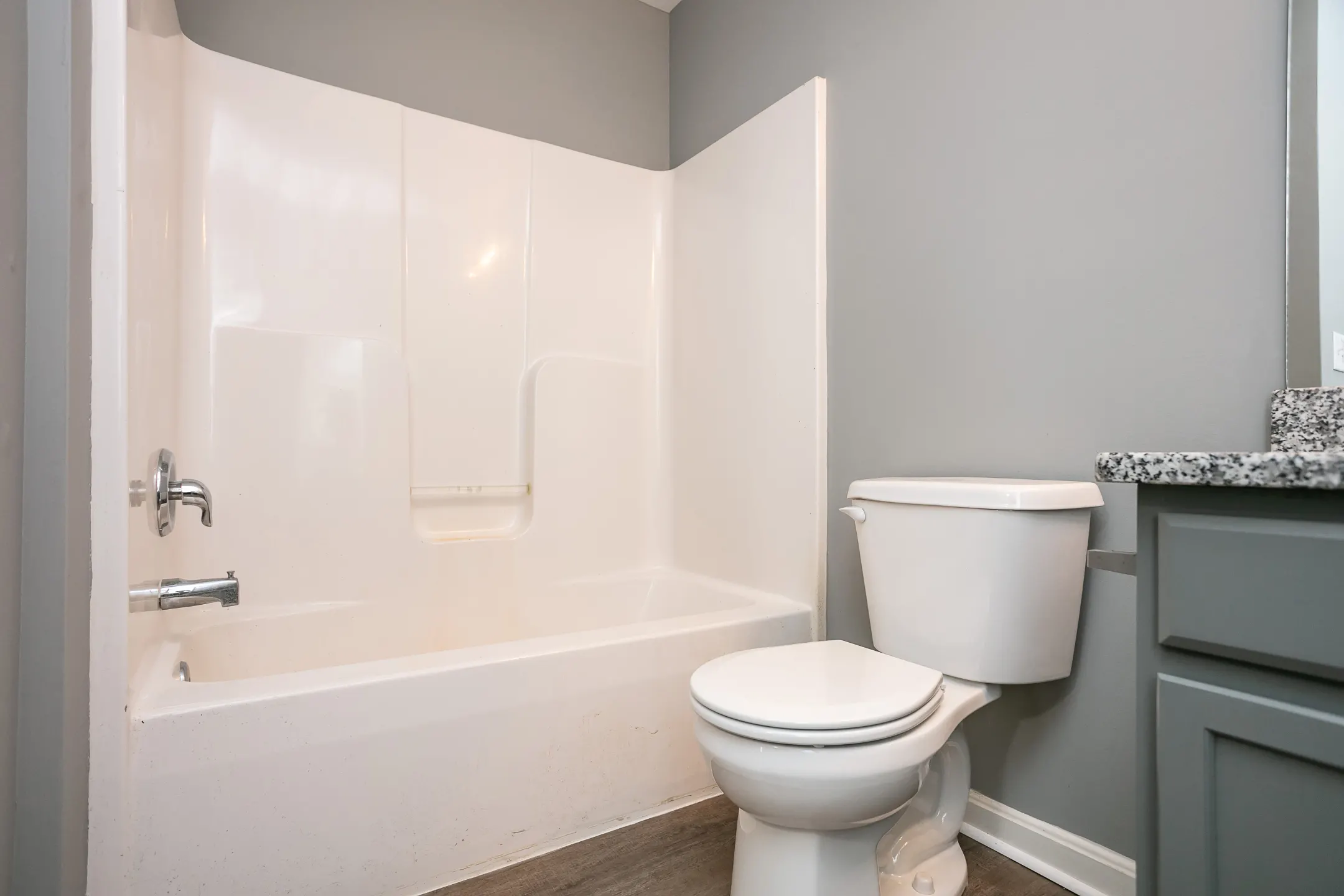 Bathroom - Polo Springs Apartments - Bardstown, KY