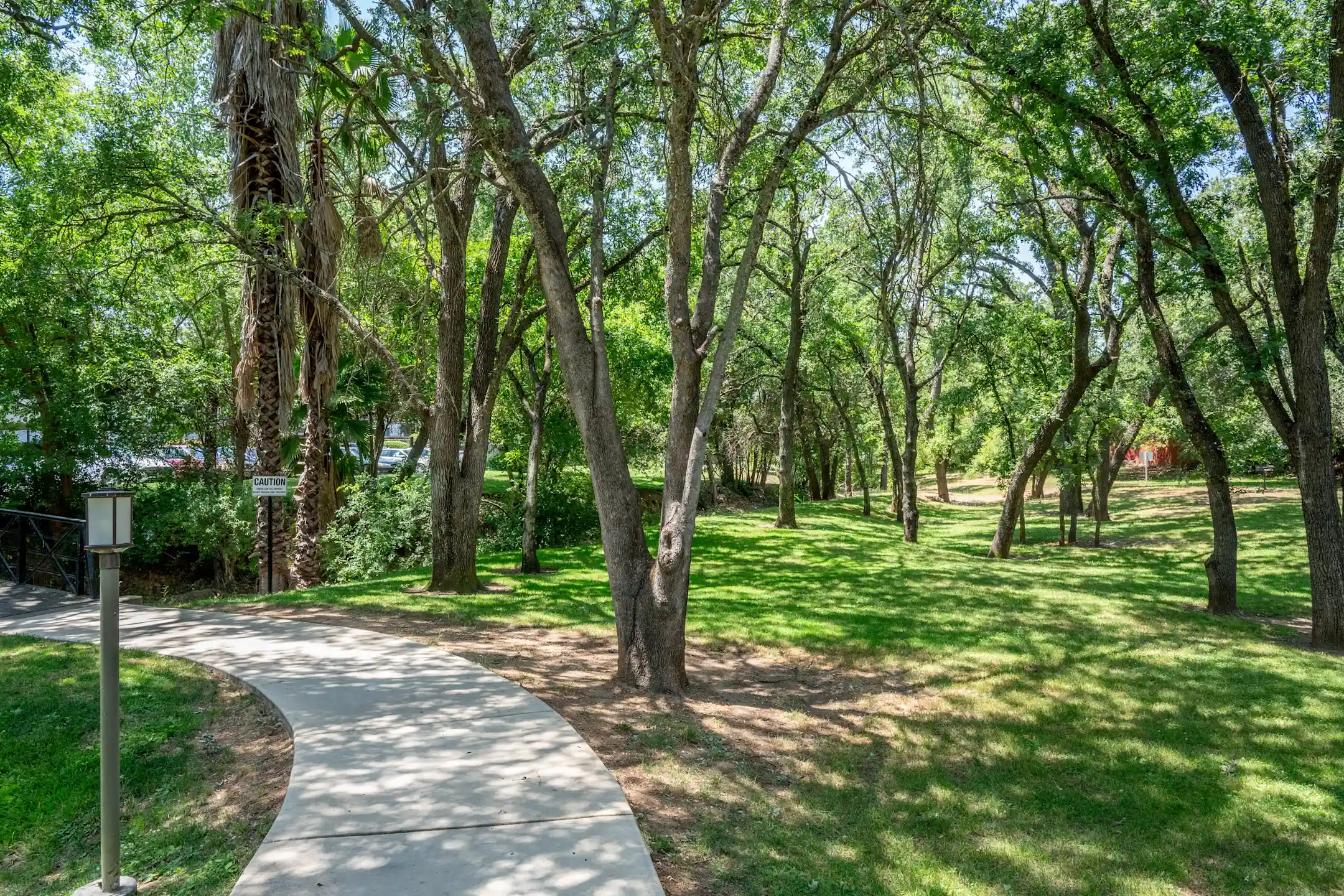 Creekside Colony 7951 Kingswood Dr Citrus Heights, CA Apartments