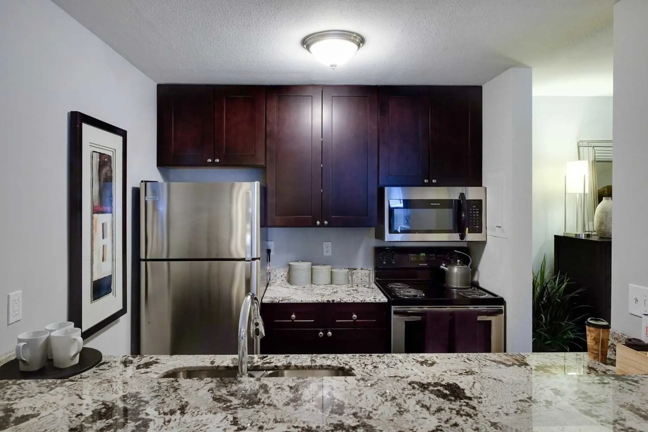 Kitchen - Merriam Park Apartments - Saint Paul, MN