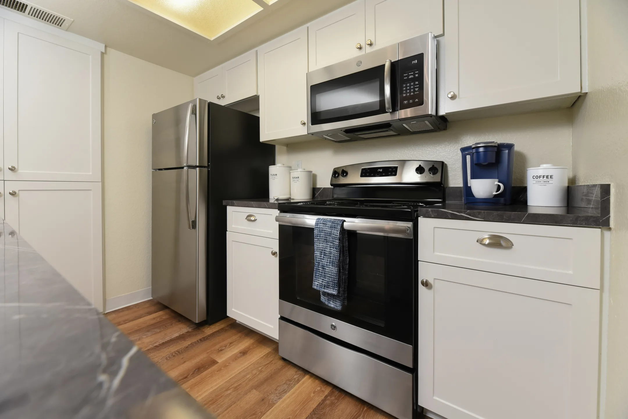 Kitchen - Diamond Hillside Apartments - Pittsburg, CA