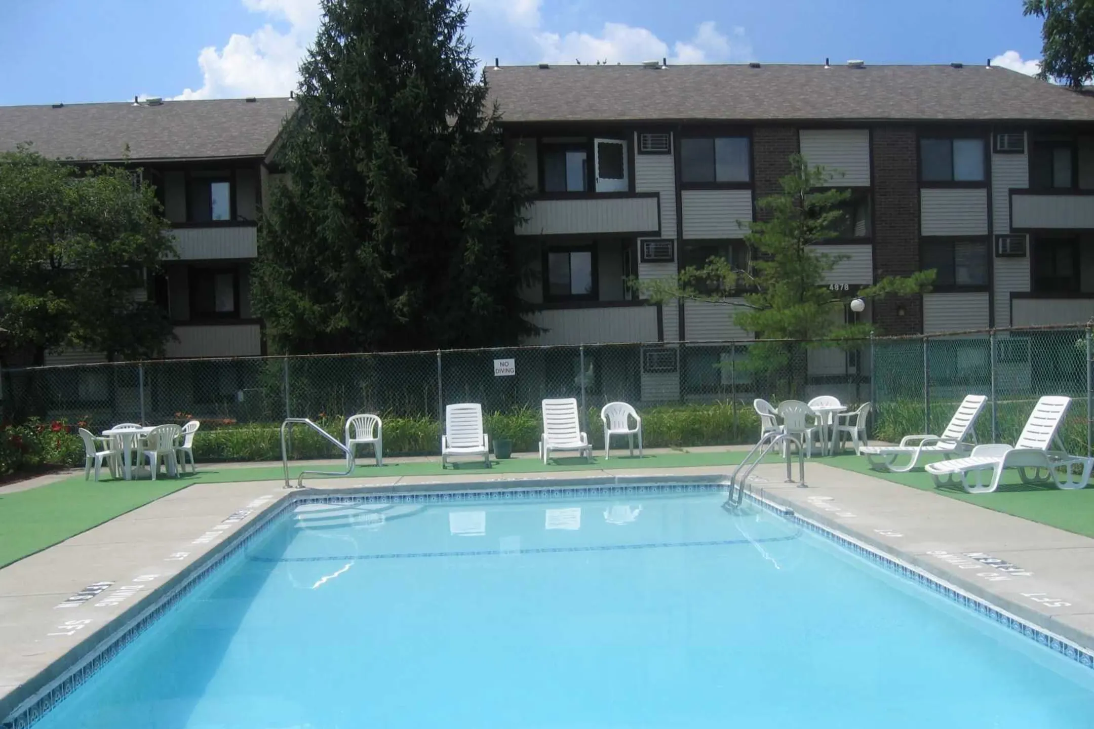 Pool - Heathbriar Apartments - Toledo, OH