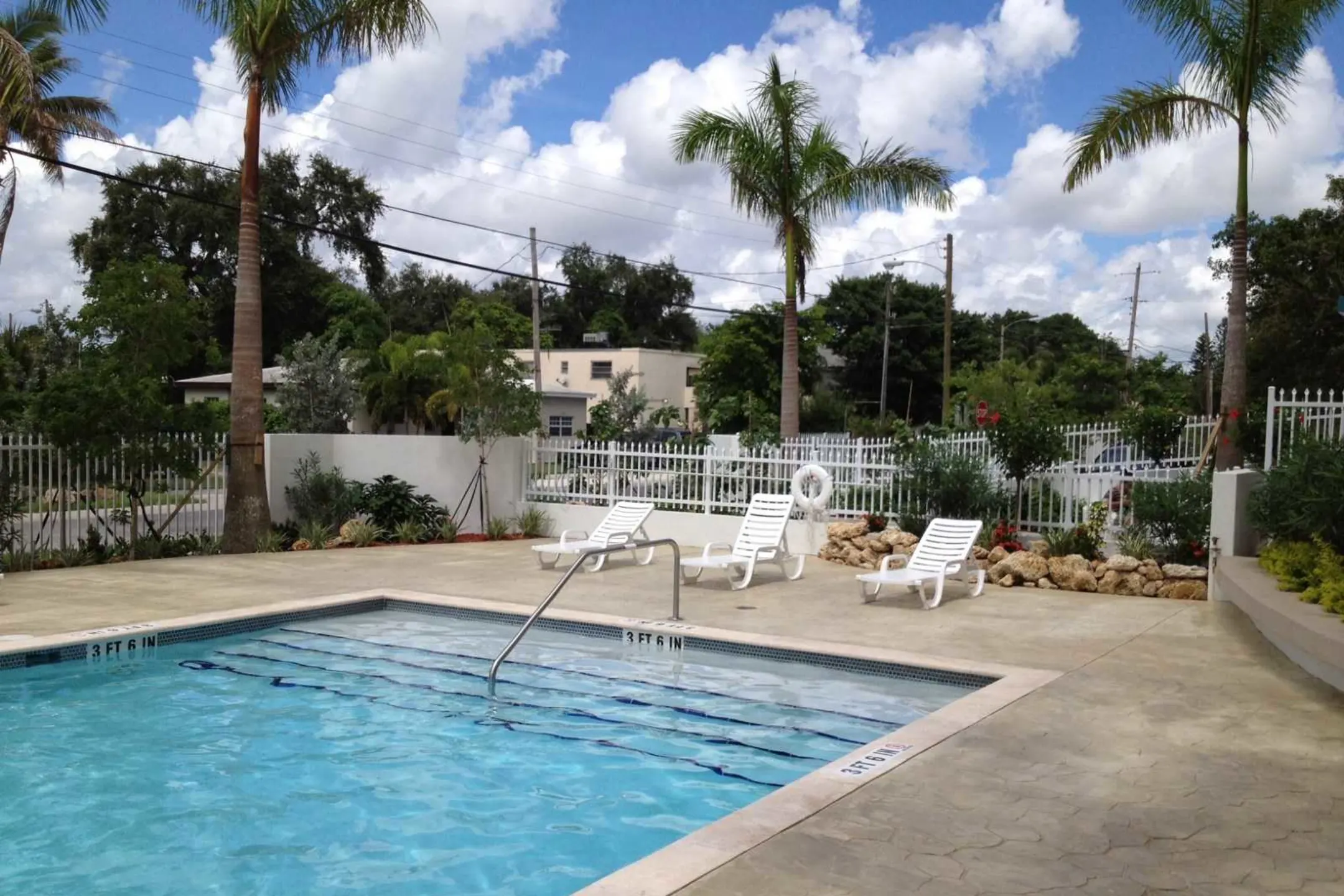 Pool - Oak Plaza - Miami, FL