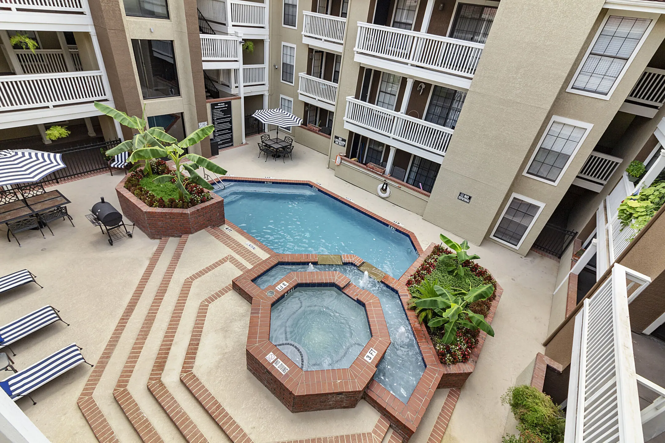 Pool - Lincoln Court Apartments - Dallas, TX