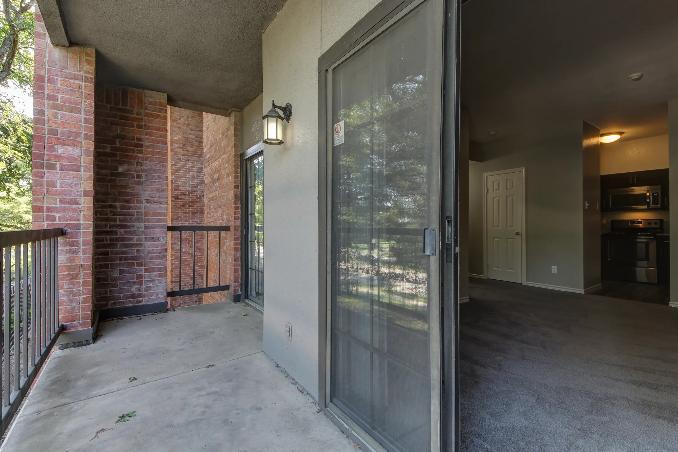 Oaks Hackberry Creek 6901 Valley View Ln Irving, TX Apartments for