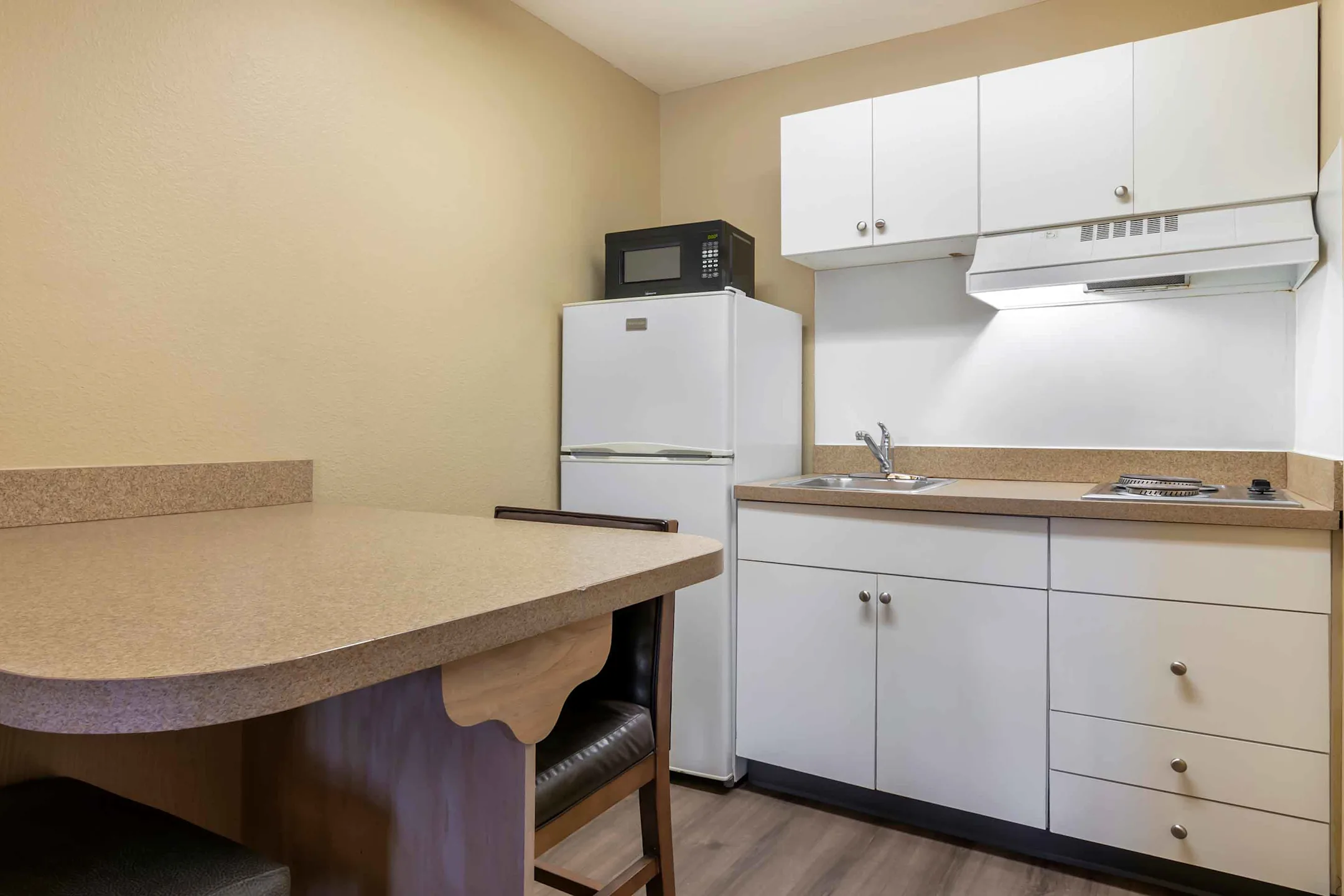 Furnished Studio Kansas City Shawnee Mission Apartments Merriam, KS 66202