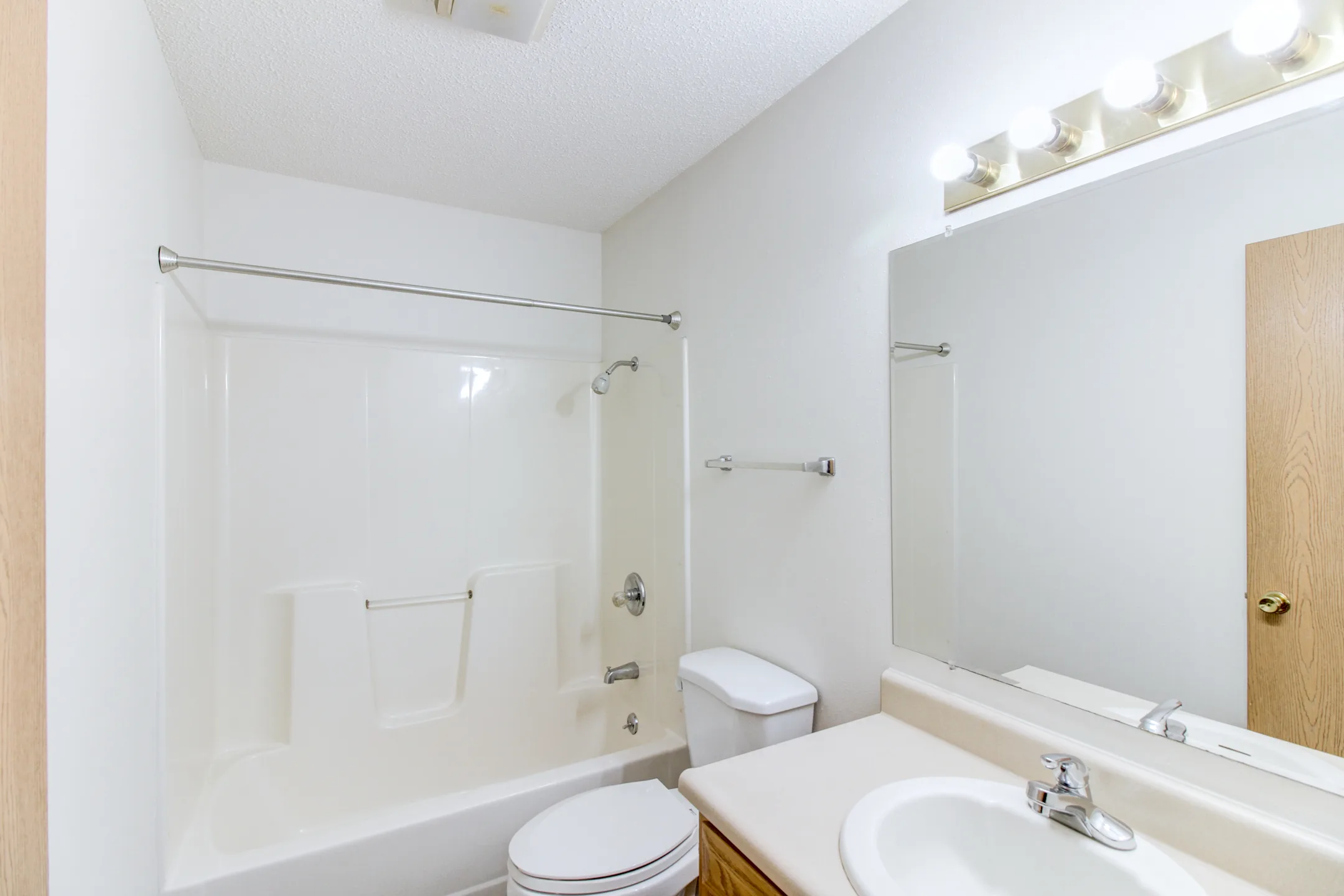 Robert's Apartments Apartments Newton, IA 50208