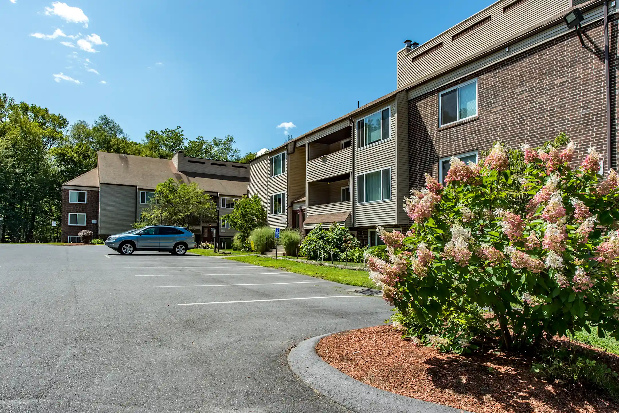 Redwood Hills Apartments Worcester, MA 01604