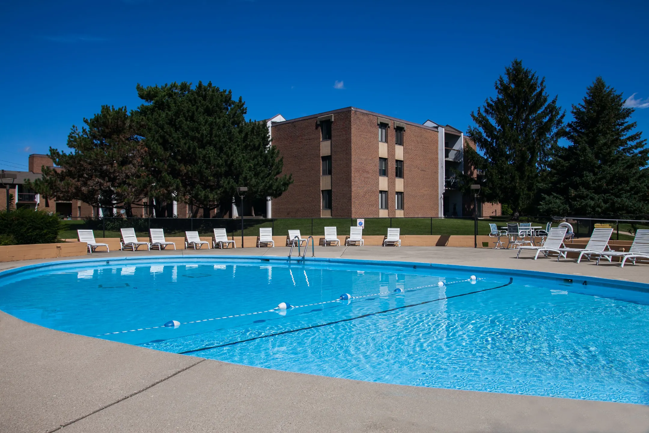 Pool - Park Plaza Apartments - Milwaukee, WI