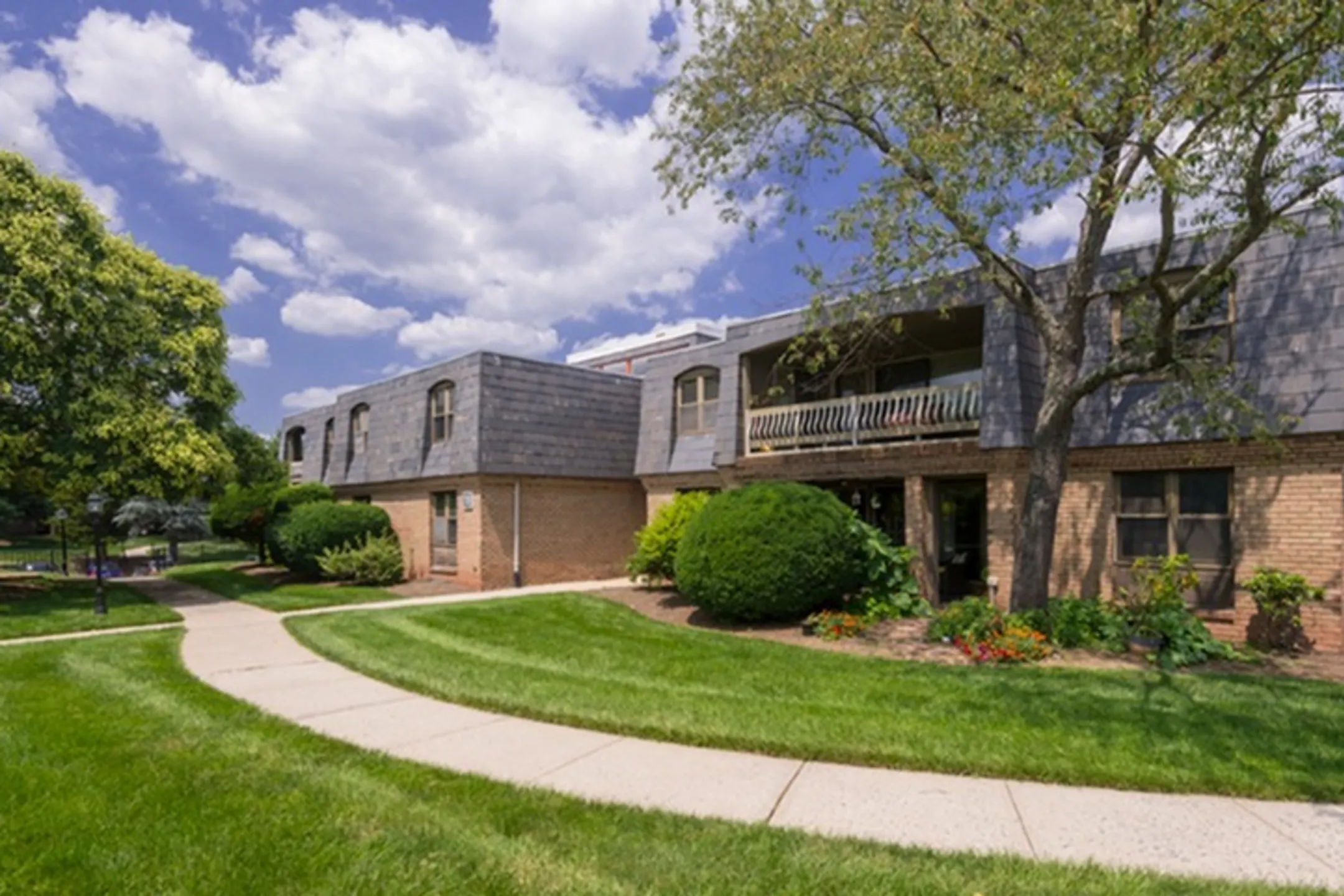 Hidden Lake Town And Country Apartments Apartments North Brunswick, NJ 08902