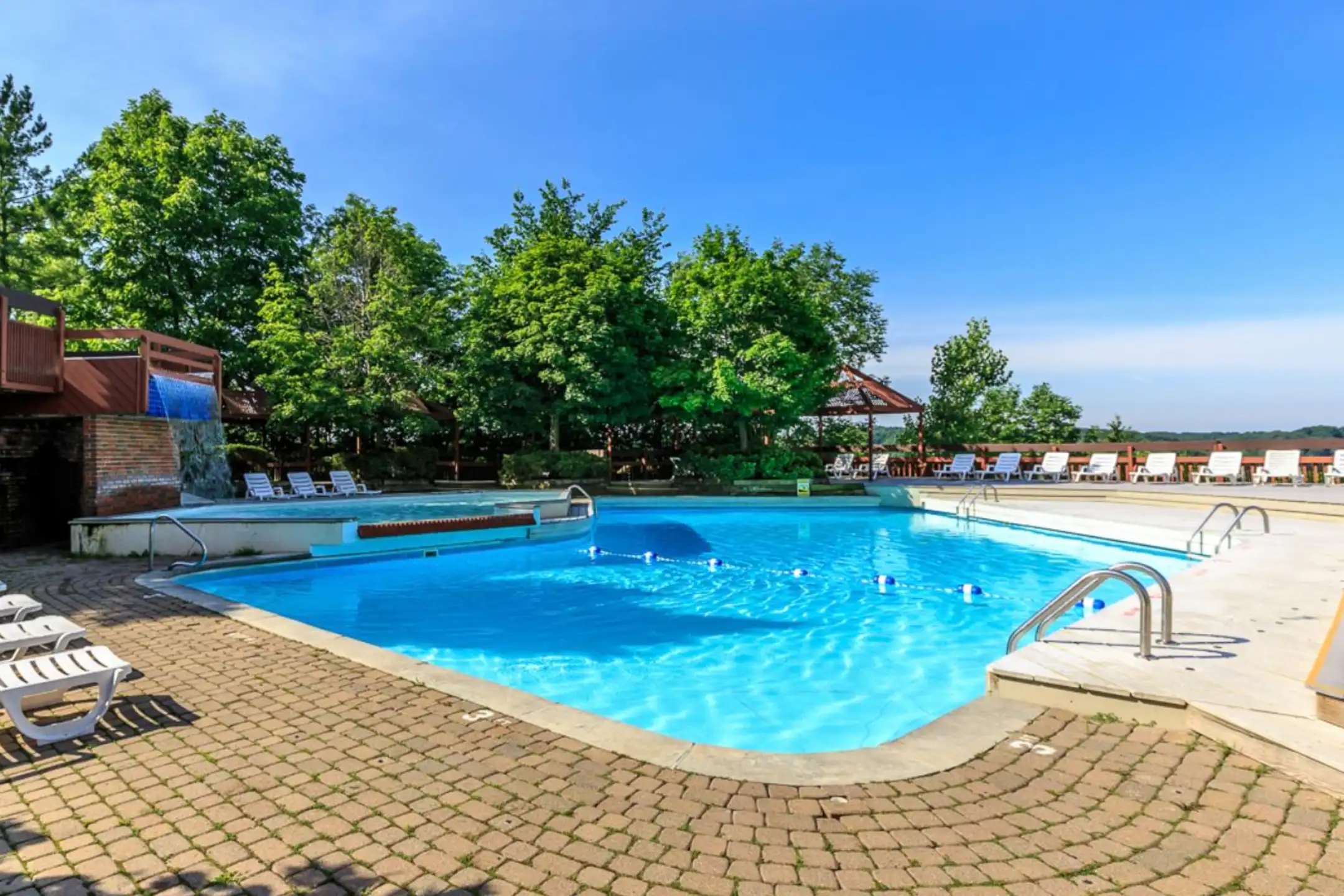 Timber Top Apartments & Townhomes 1551 Treetop Trl Akron, OH