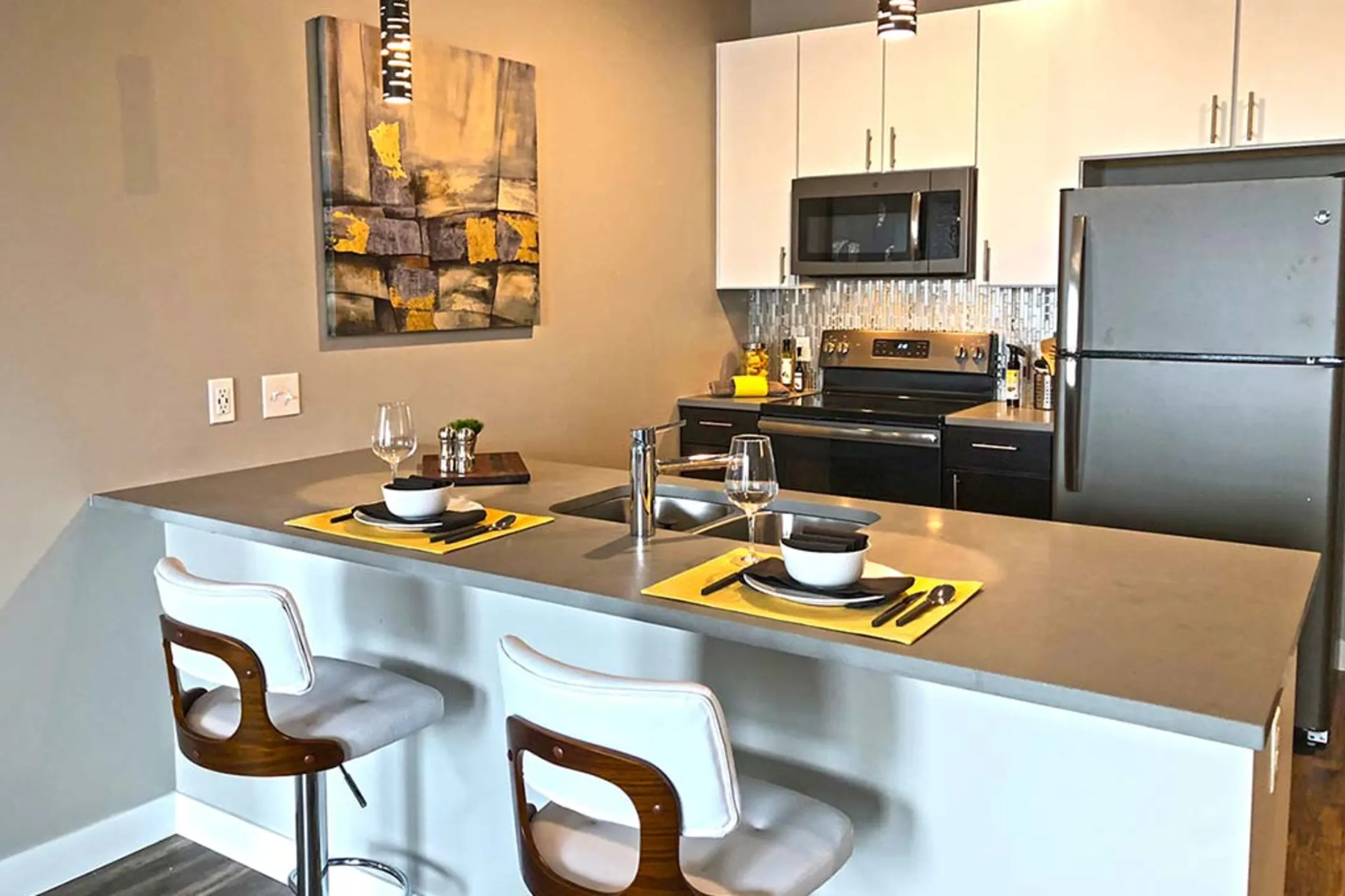 Kitchen - 1400 Russell Luxury Apartments - Saint Louis, MO