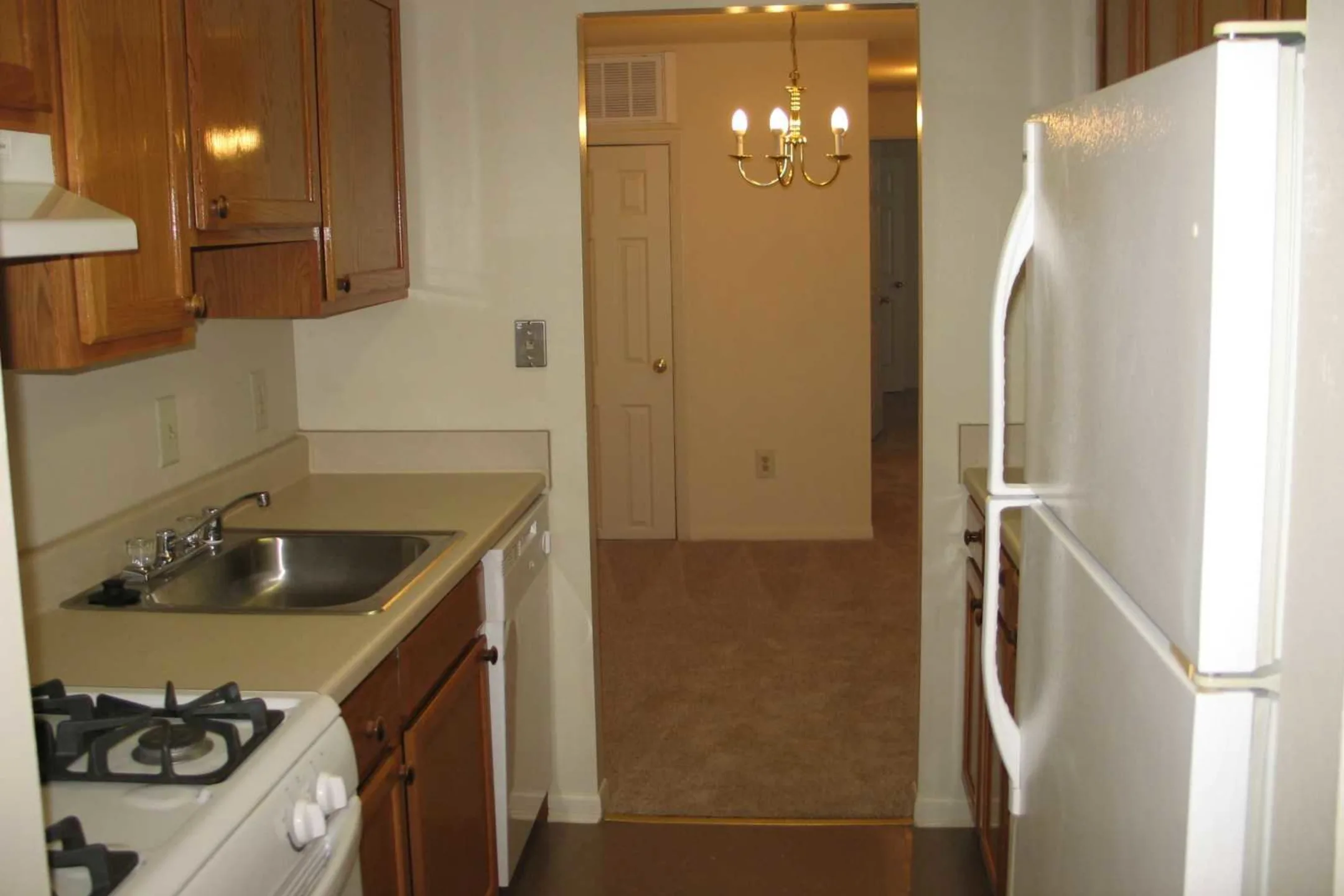 Kitchen - Woodcrest Apartments - Glen Burnie, MD