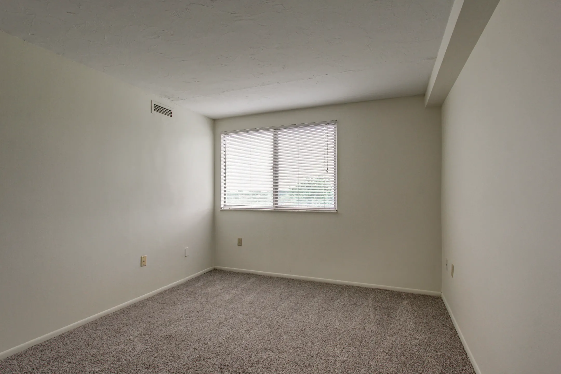 Bedroom - Portage Towers - Cuyahoga Falls, OH