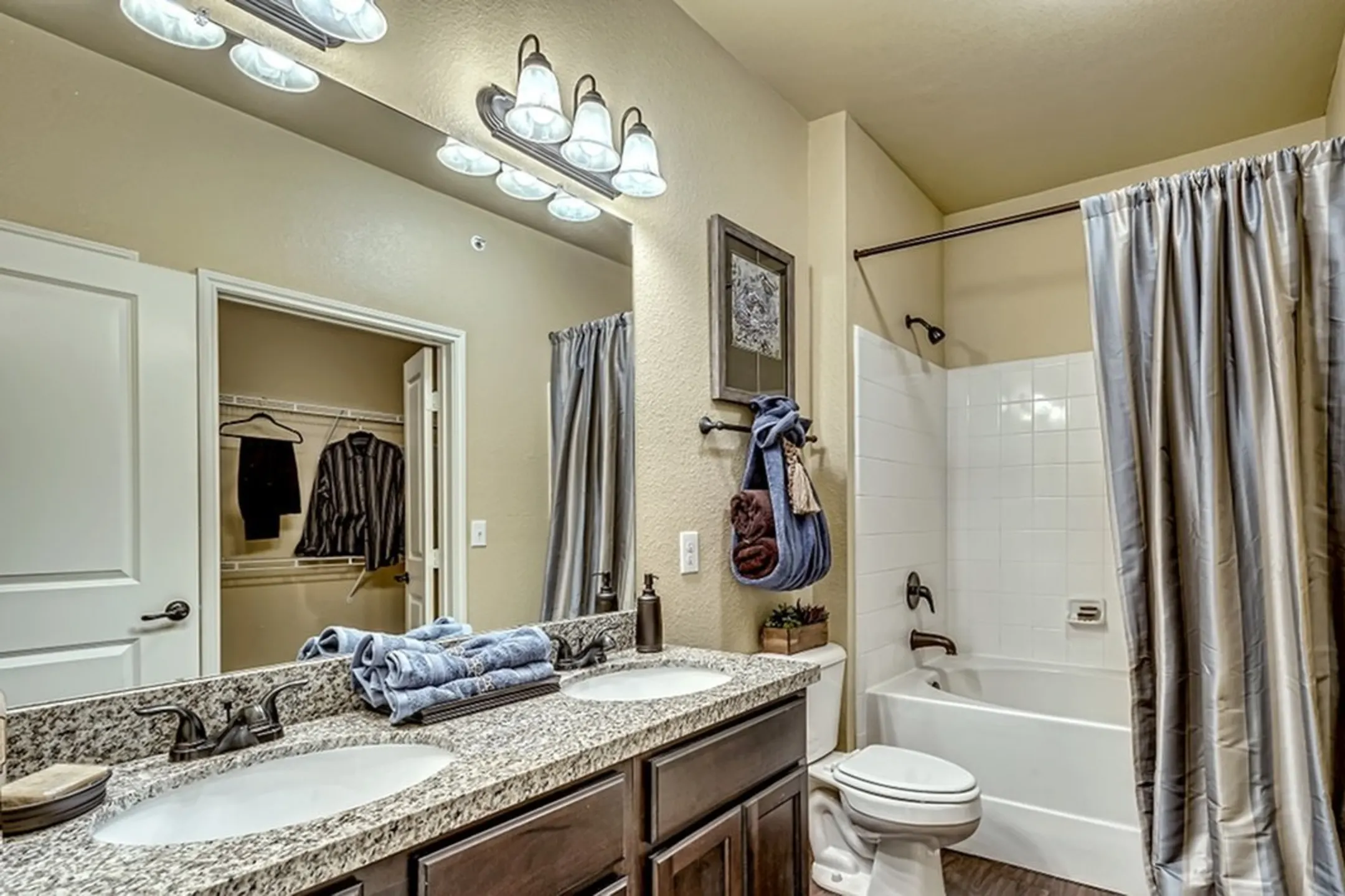 Bathroom - Chateau Mirage - Lafayette, LA
