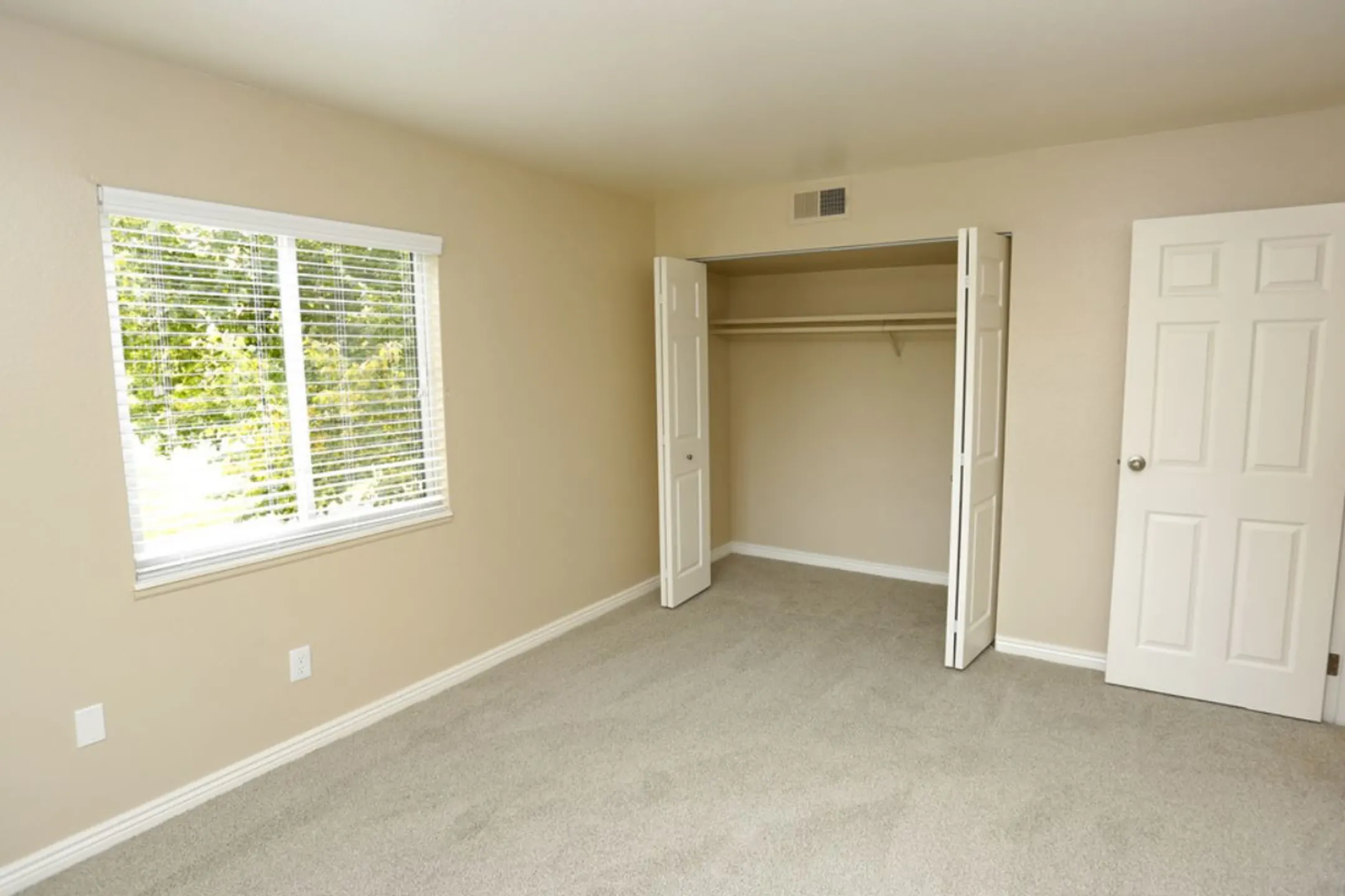 Bedroom - Aspenleaf Apartments - Fort Collins, CO