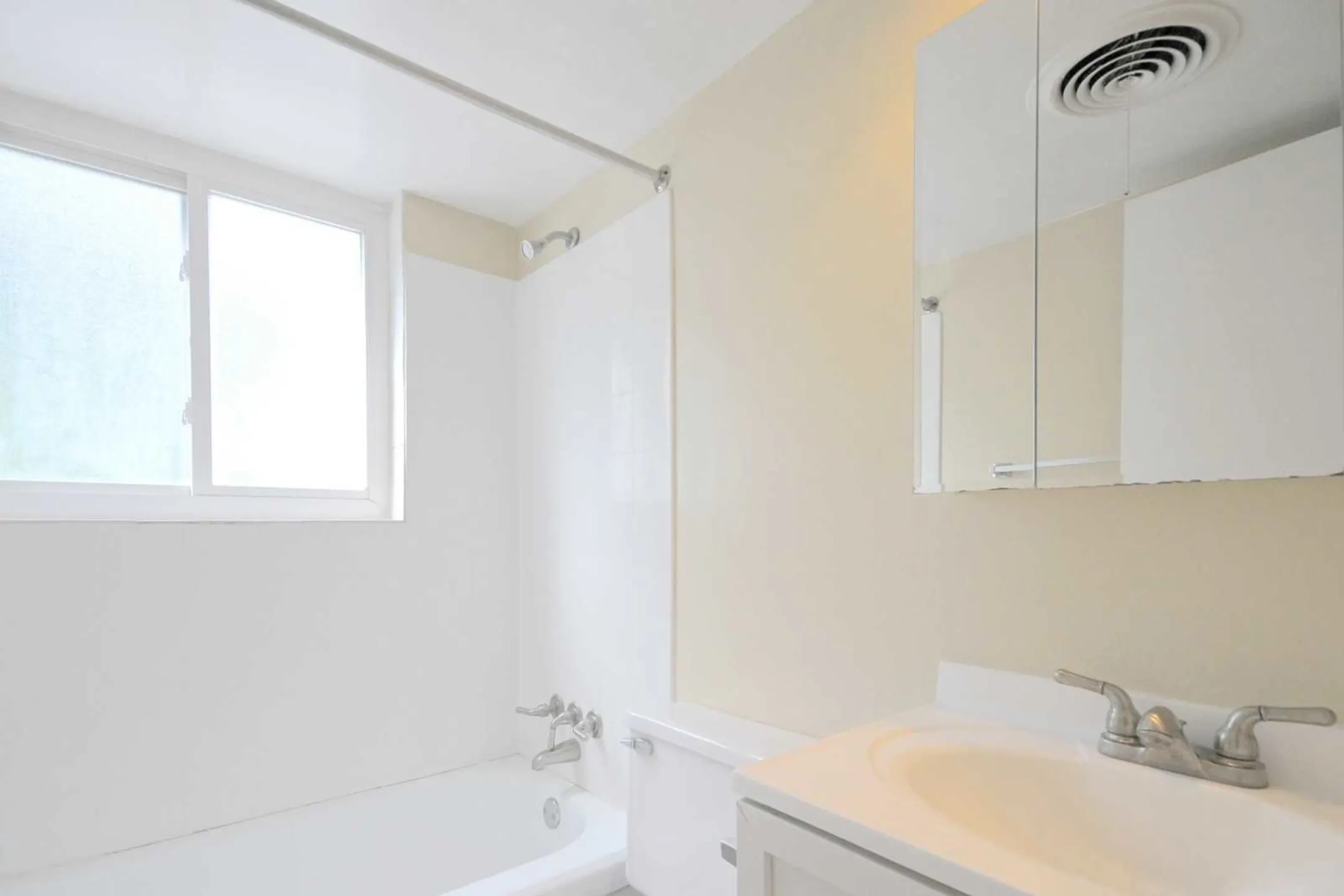 Bathroom - The Cliffs Apartments & Dixmyth Hills - Cincinnati, OH