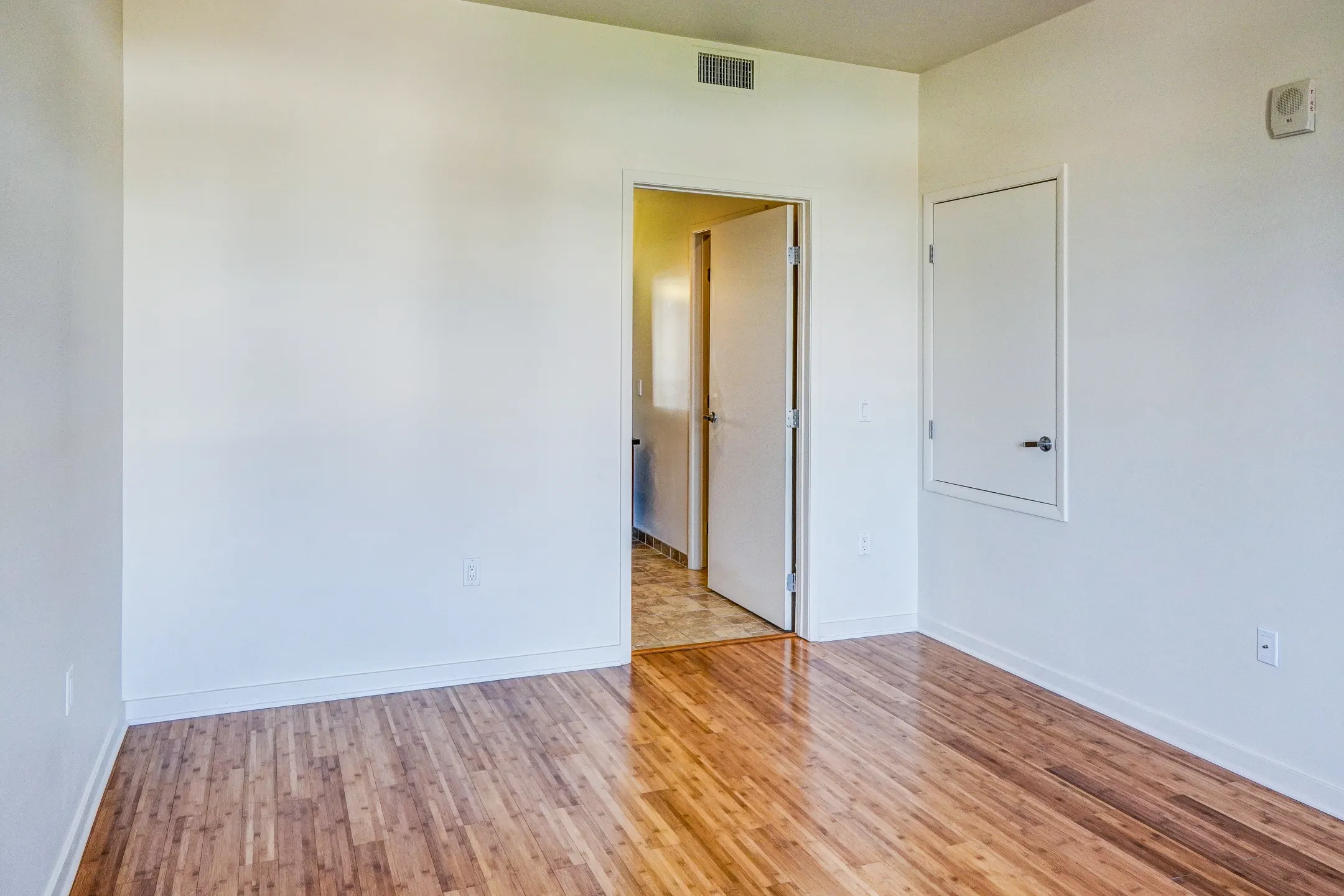 Bedroom - 4th & Main Apartments - Los Angeles, CA