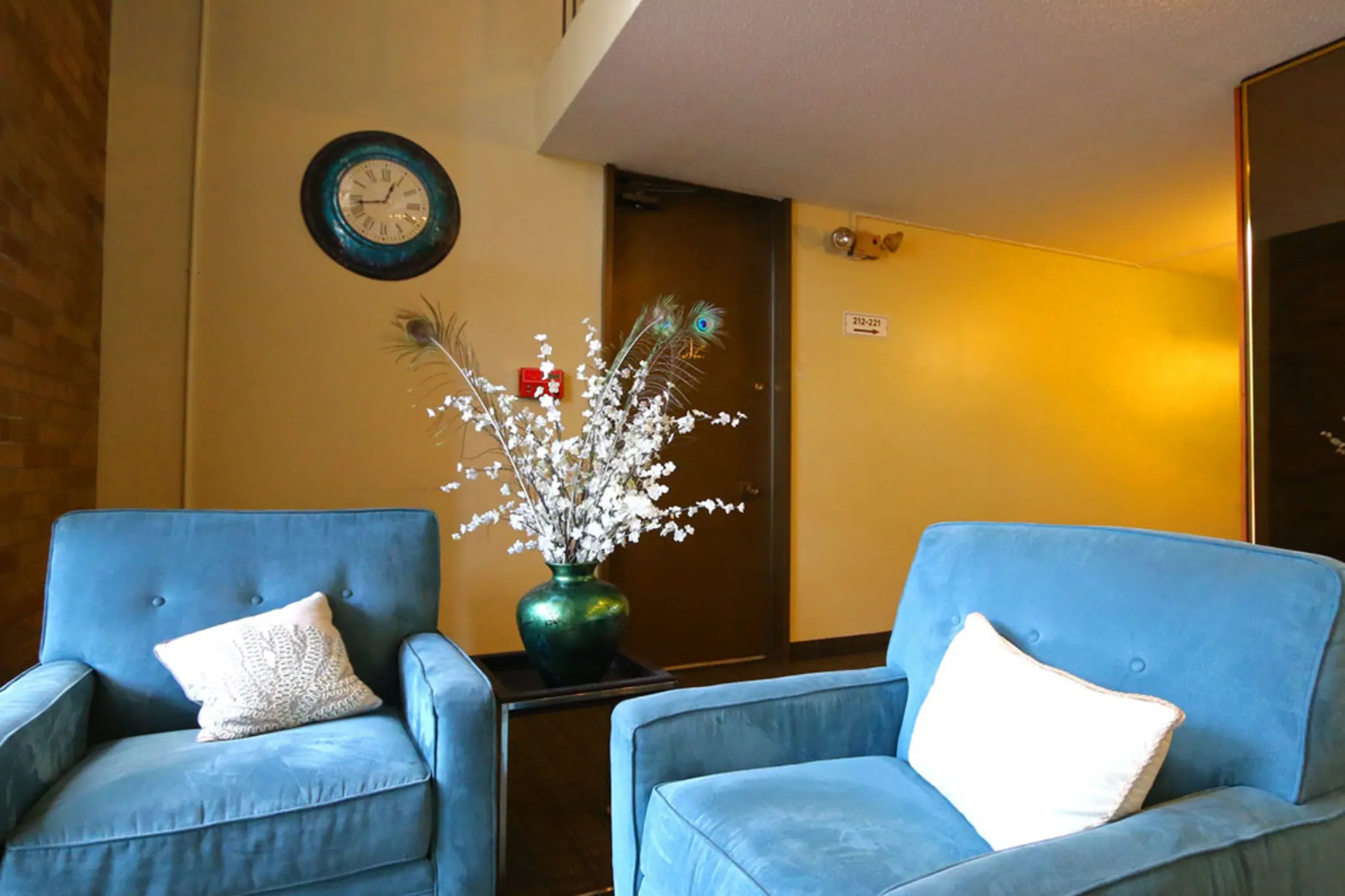 Living Room - Lexington Hills Apartments - Saint Paul, MN