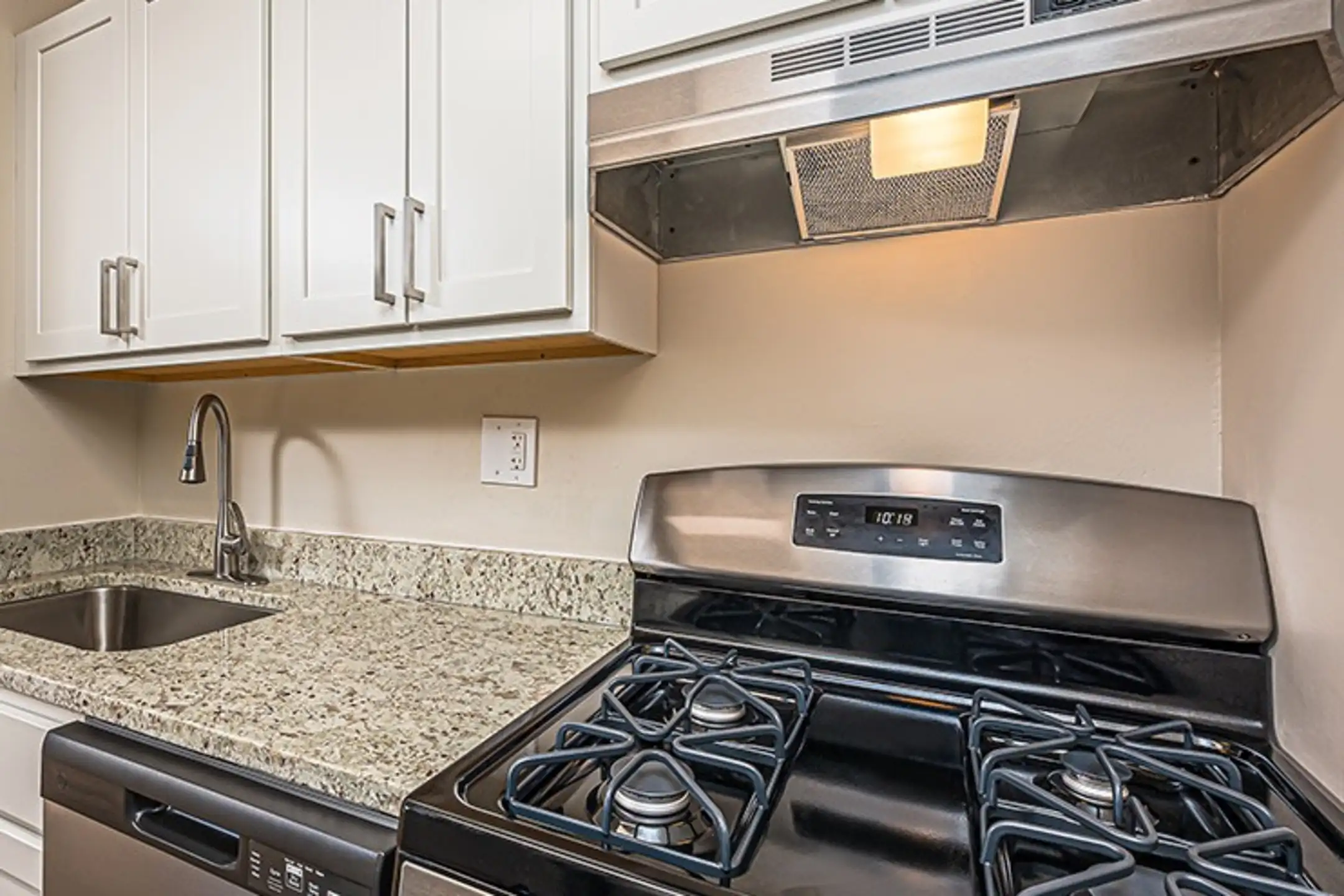 Kitchen - Prentiss Creek at Downers Grove - Downers Grove, IL