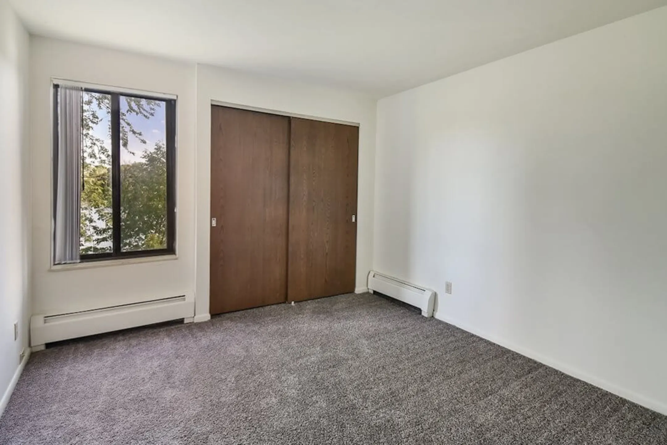 Living Room - Glenbrook Apartments - Milwaukee, WI
