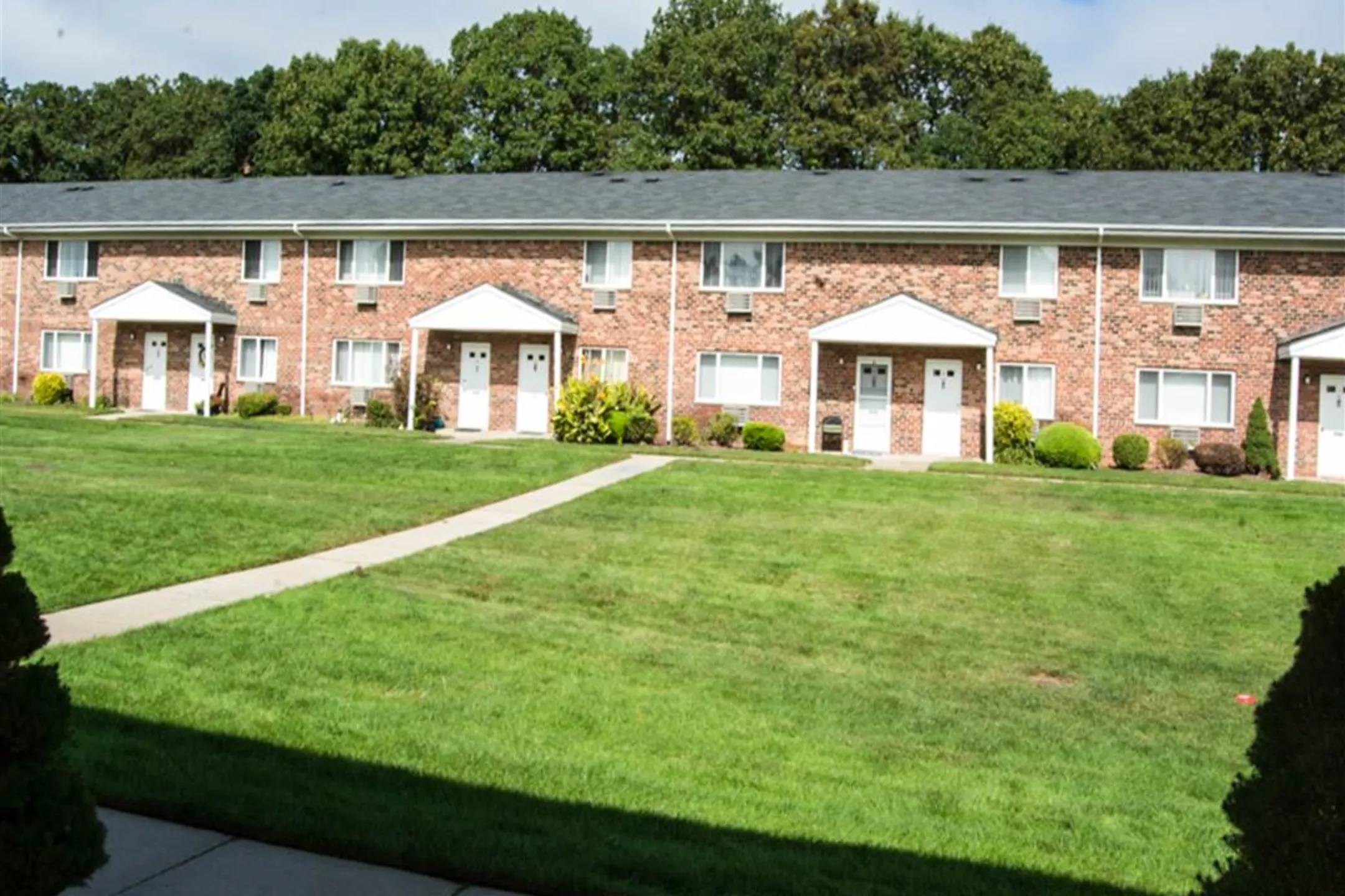 Brookwood at Holbrook 835 Broadway Avenue Holbrook, NY Apartments