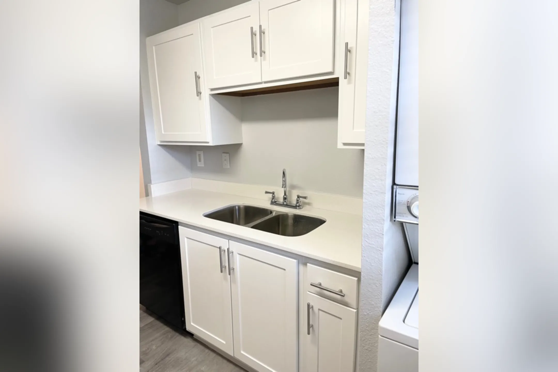 Kitchen - Fox Creek Apartments - Layton, UT