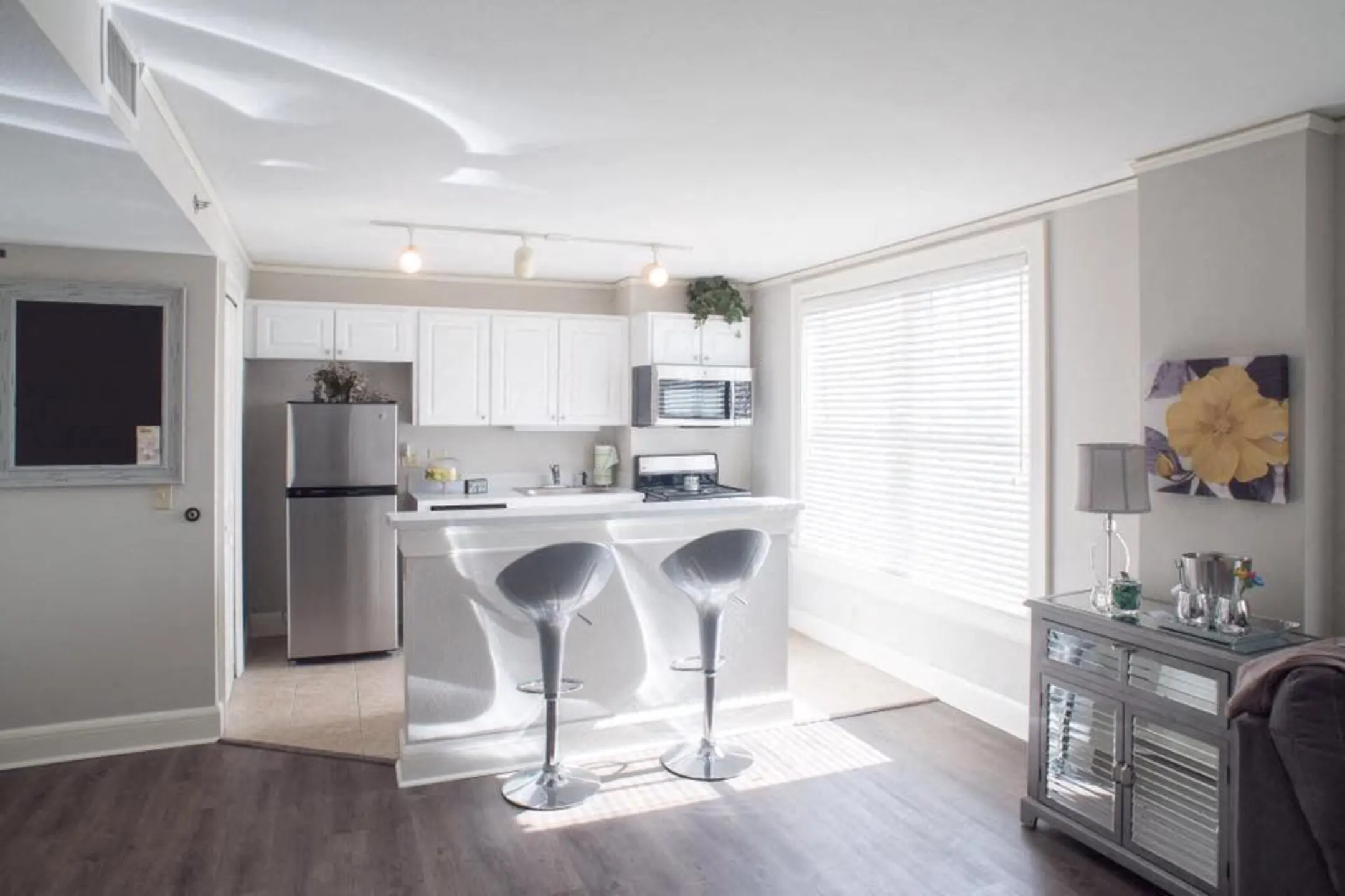 Kitchen - Lake Mirror Tower Apartments - Lakeland, FL