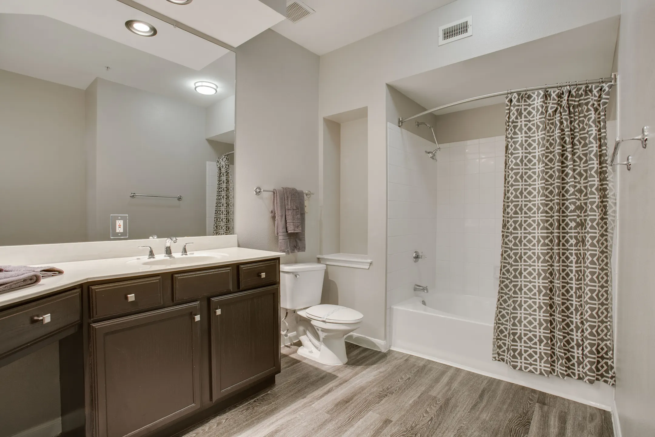 Bathroom - Raveneaux - Houston, TX