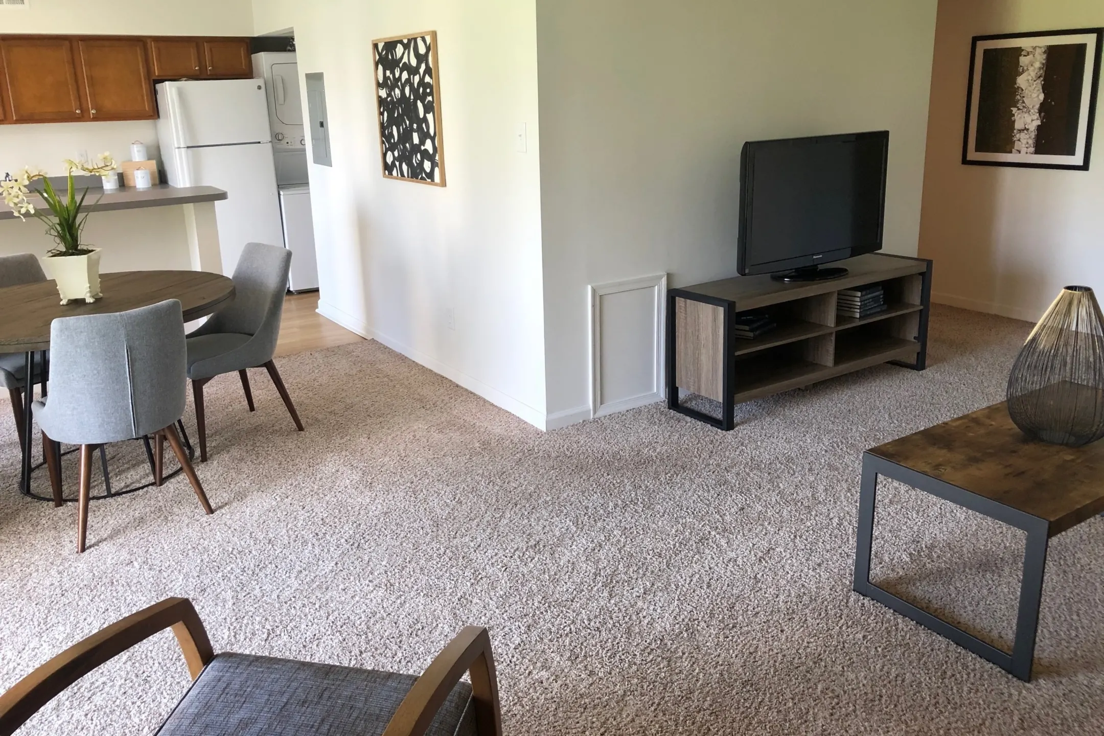 Living Room - Cavalier Country Club Apartments - Newark, DE