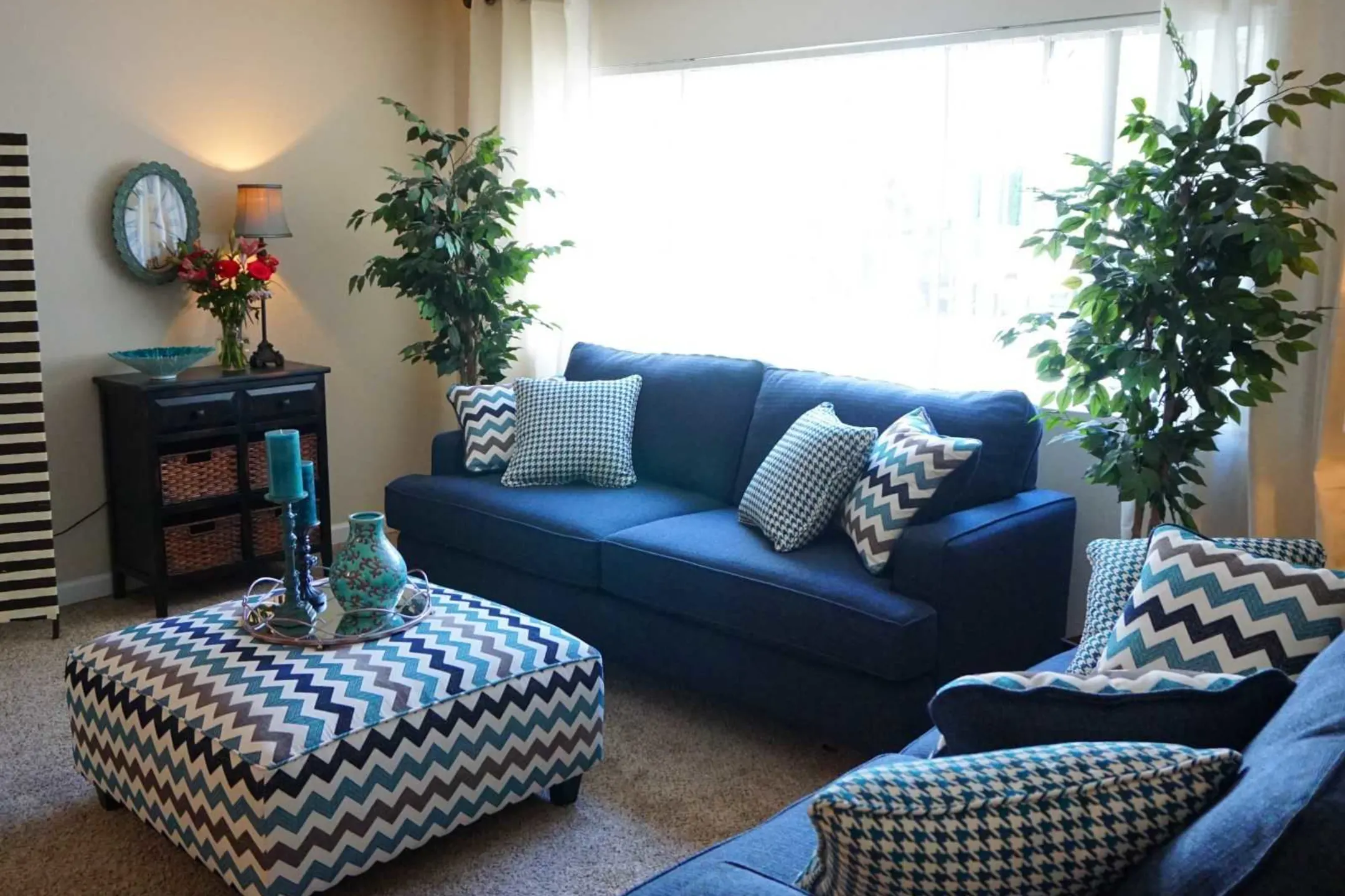 Living Room - Roselake Apartments - Reno, NV