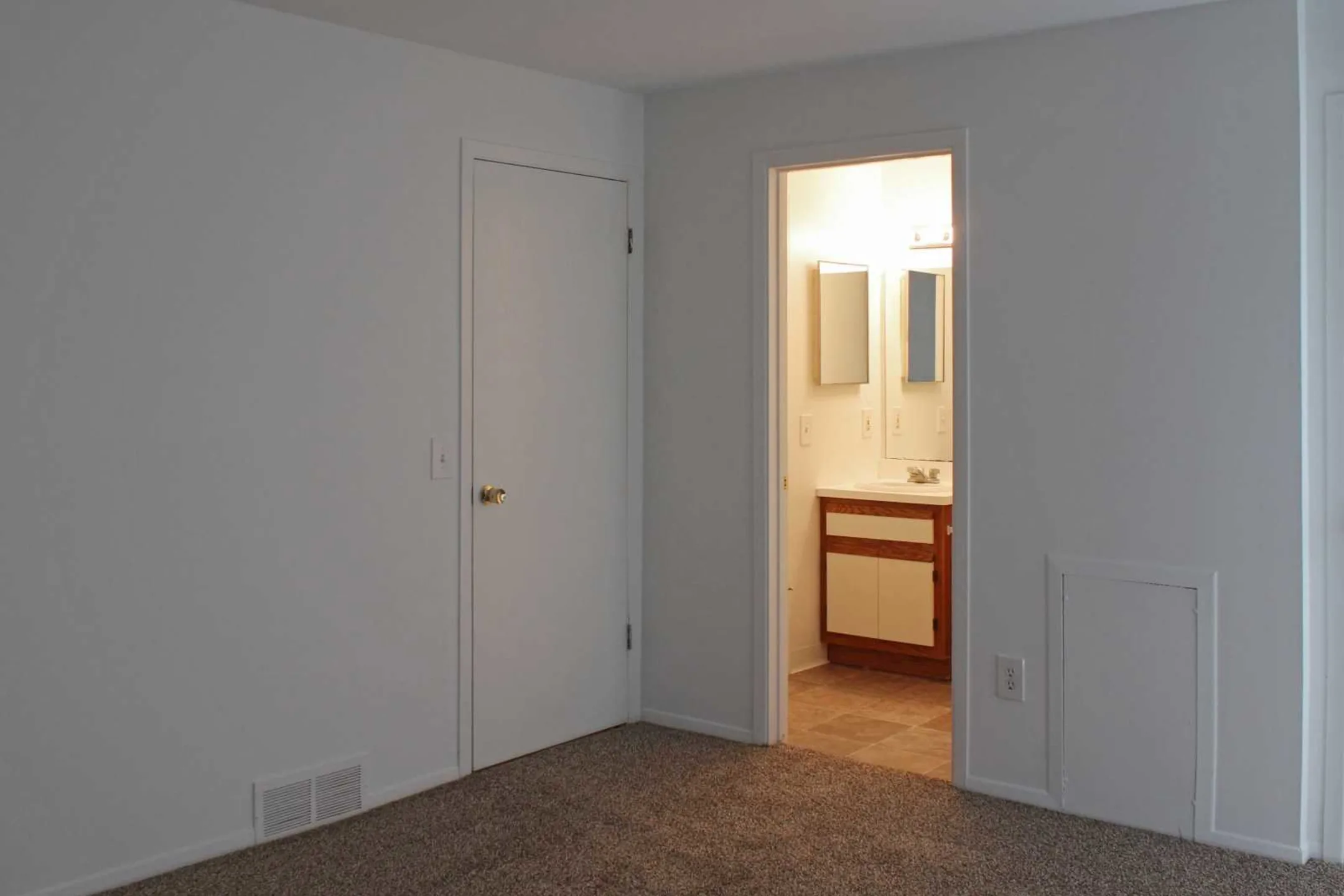 Harbor Cove Apartments and Beach Club - Whitmore Lake, MI